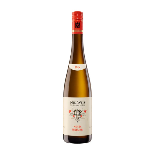 Mosel Riesling VDP.Gutswein vom St. Urbanshof Nik Weis freigestellt vor weissem Hintergrund.