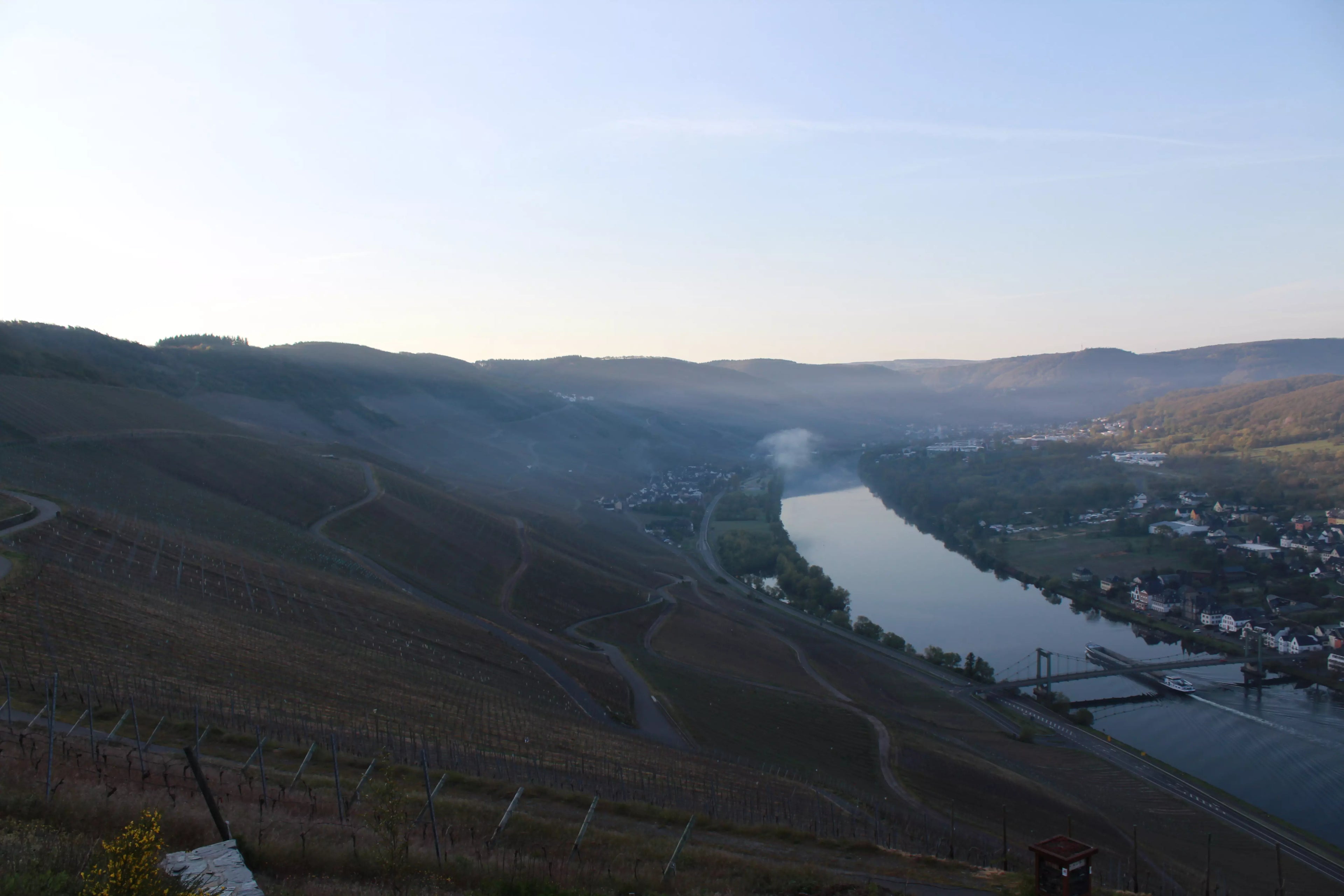 Blick auf das Anbaugebiet Mosel aus dem Rebberg vom Weingut A. Gessinger in der Zeltinger Sonnenuhr.