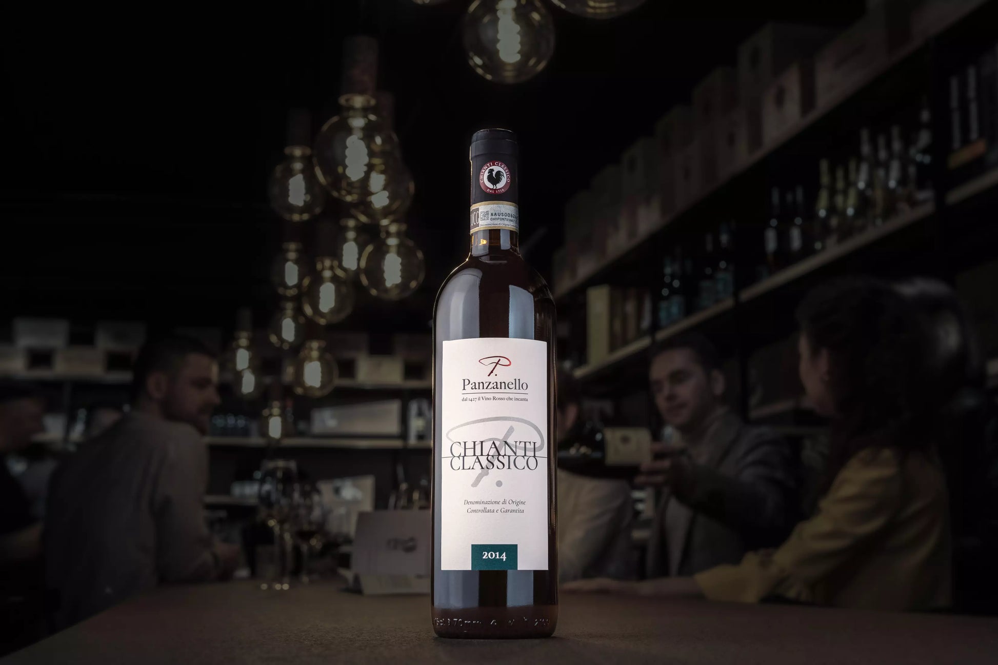 Dunkle Vinothek Hauser mit einer Flasche Chianti Classico auf dem Tisch im Fokus.