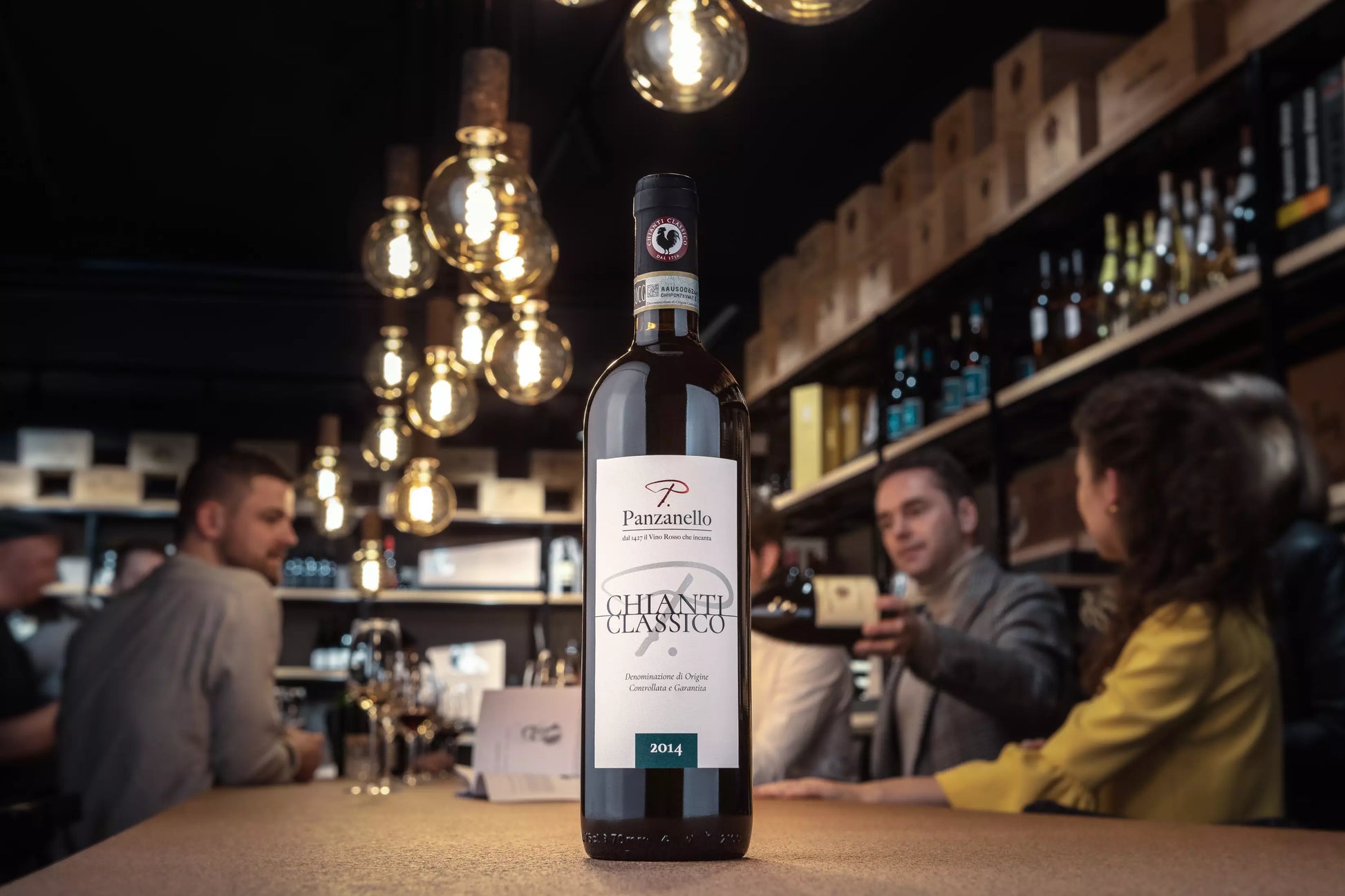 Chianti Classico von Panzanello in der Vinothek Hauser auf dem Tisch.