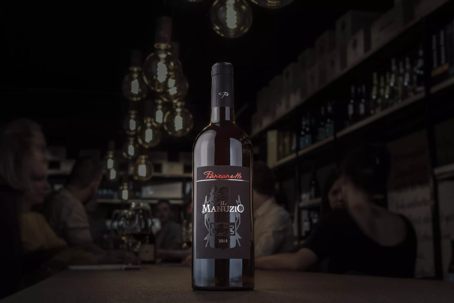 Il Manuzio von Panzanello in der dunklen Vinothek Hauser auf dem Tisch.