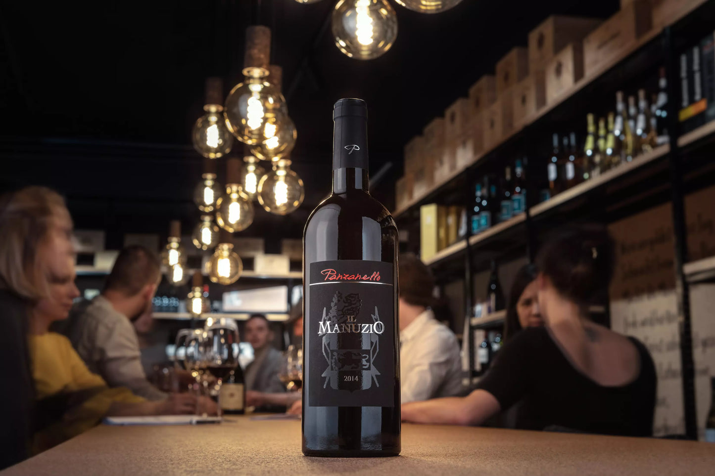 Il Manuzio von Panzanello auf dem Tisch in der Vinothek Hauser.
