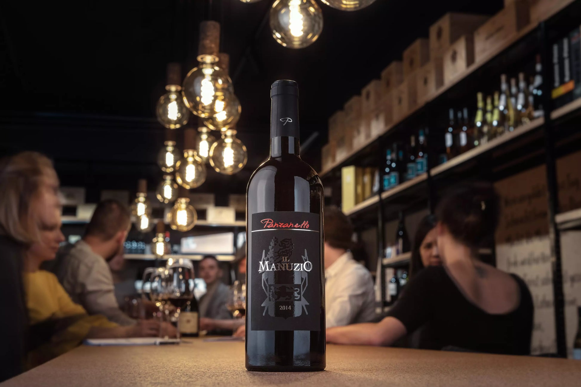 Il Manuzio von Panzanello auf dem Tisch in der Vinothek Hauser.