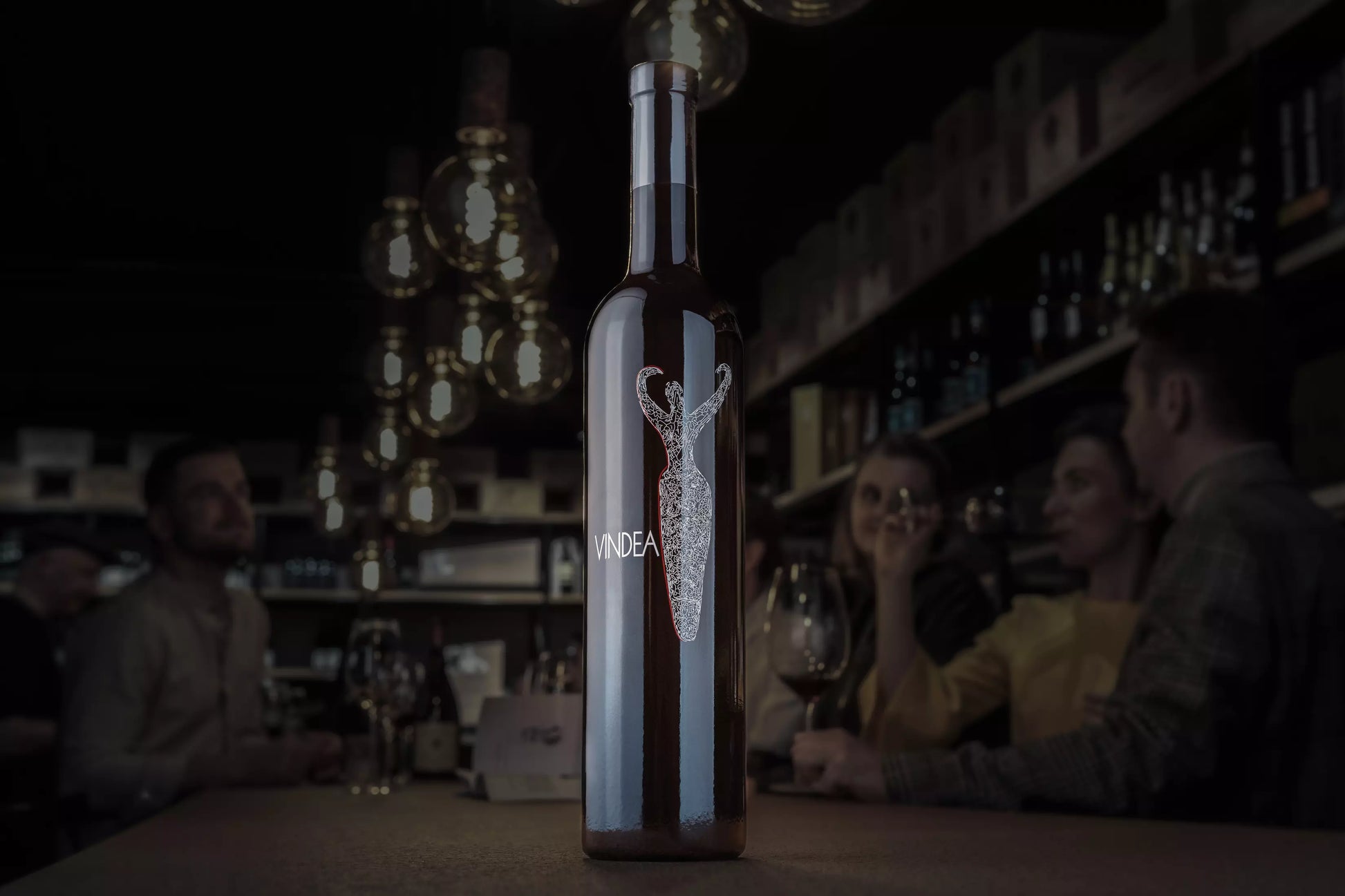 Flasche Vindea von Panzanello in der dunklen Vinothek Hauser auf dem Tisch.