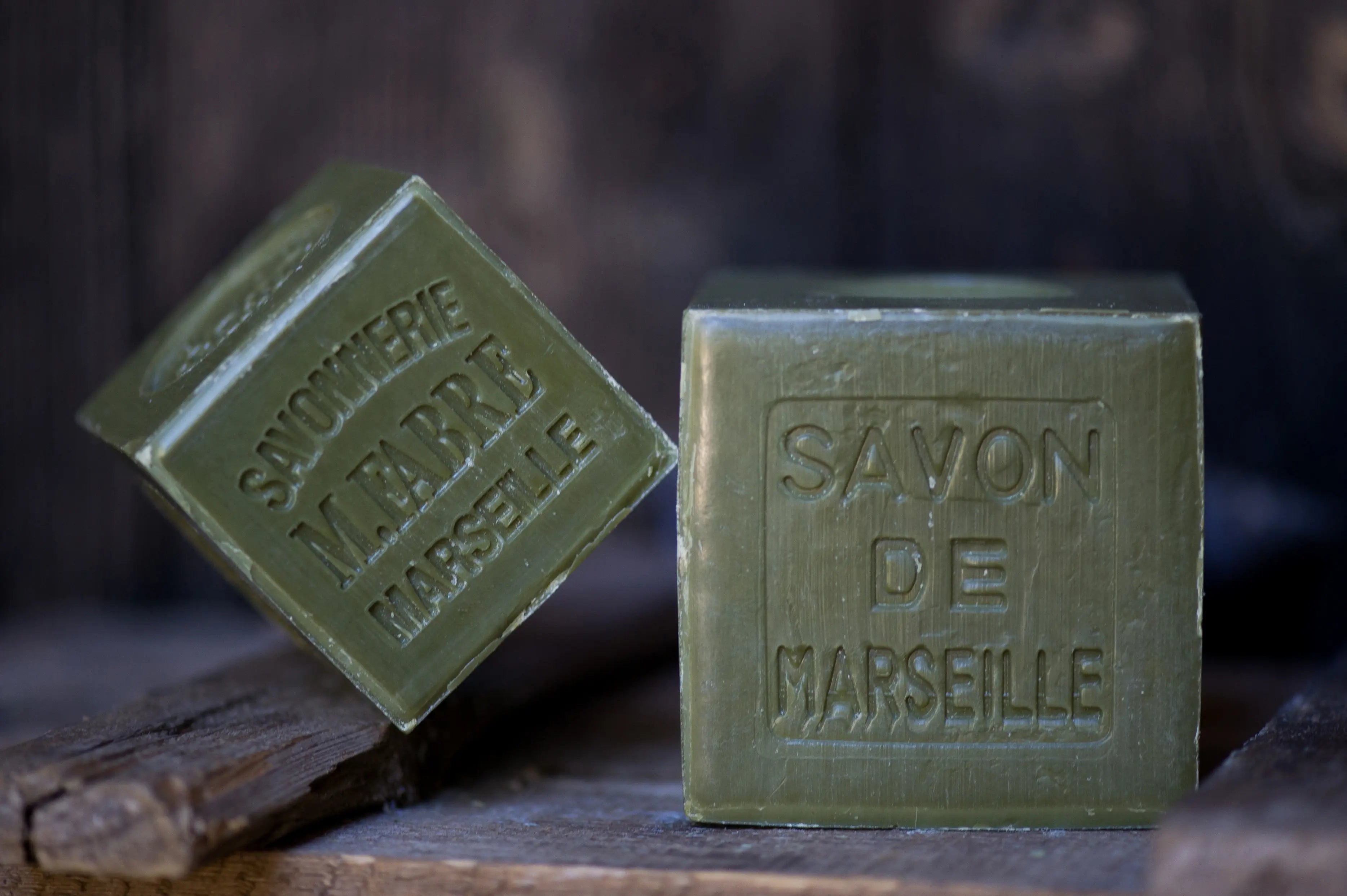 Schwarze Olivenseife am Stück in der Provence von der Savonnerie Marius Fabre.
