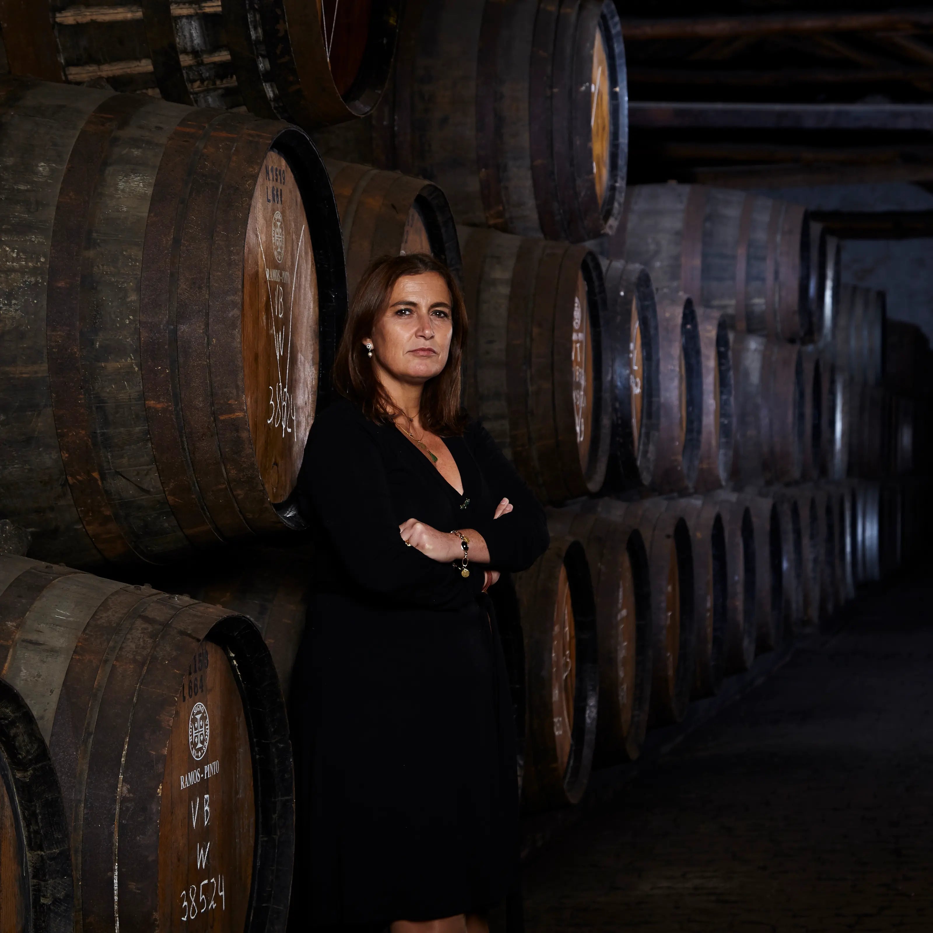 Ana Rosas im Keller bei Ramos Pinto vor Fässern mit Portwein.