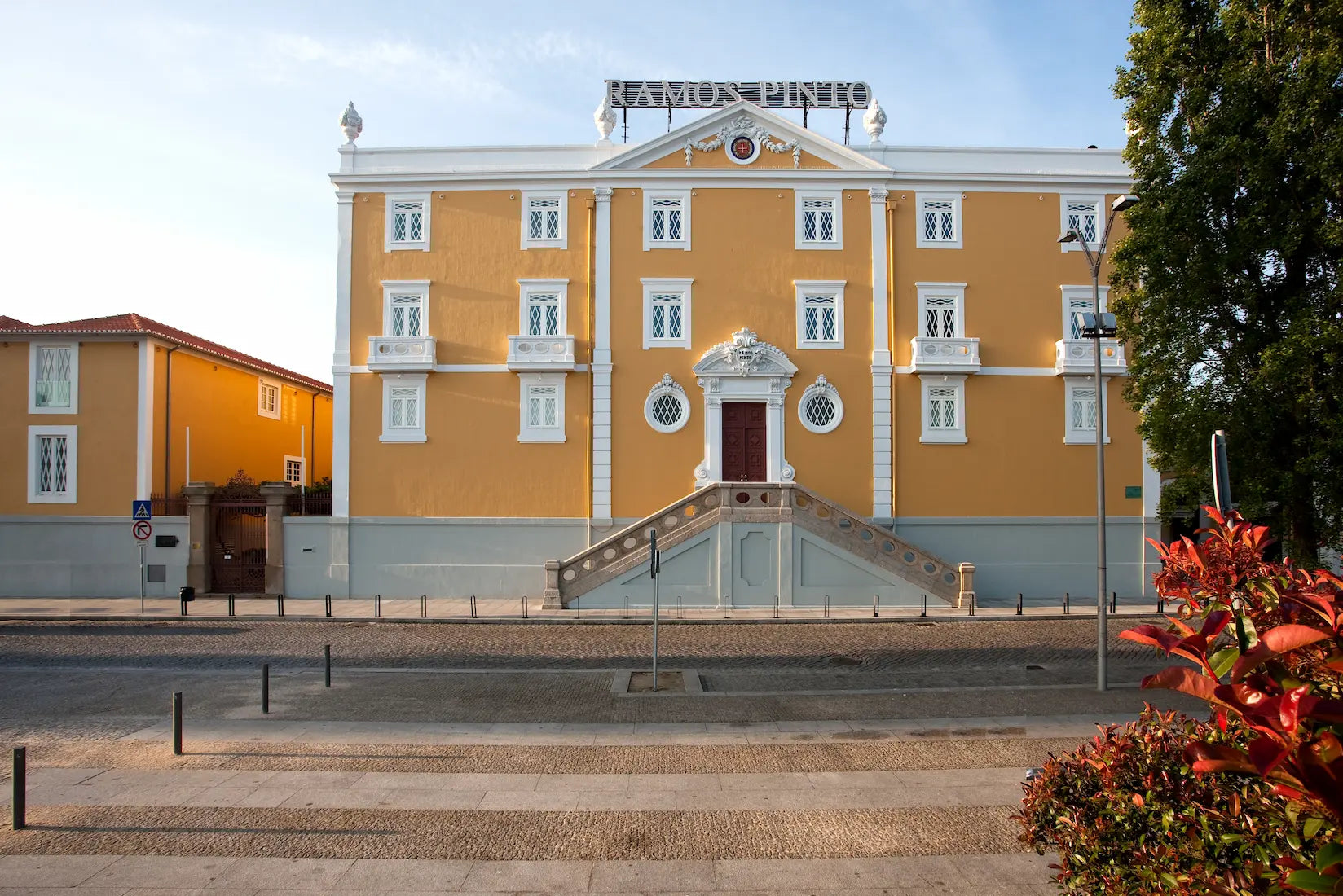 Aussenaufnahme des Gebäude von Ramos Pinto in Porto.