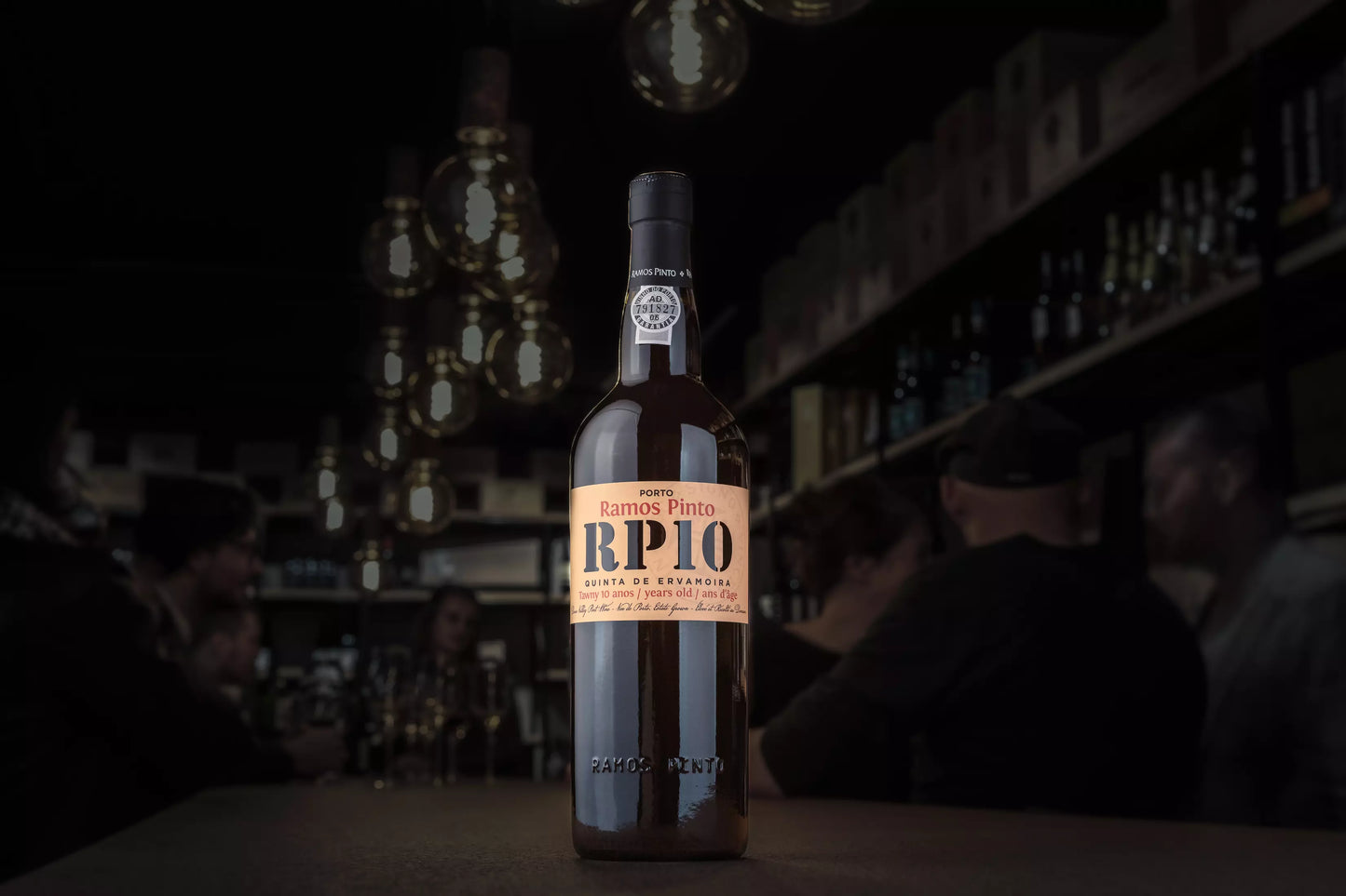 Flasche Porto 10 years von Ramos Pinto auf dem Tisch in der dunklen Vinothek Hauser.