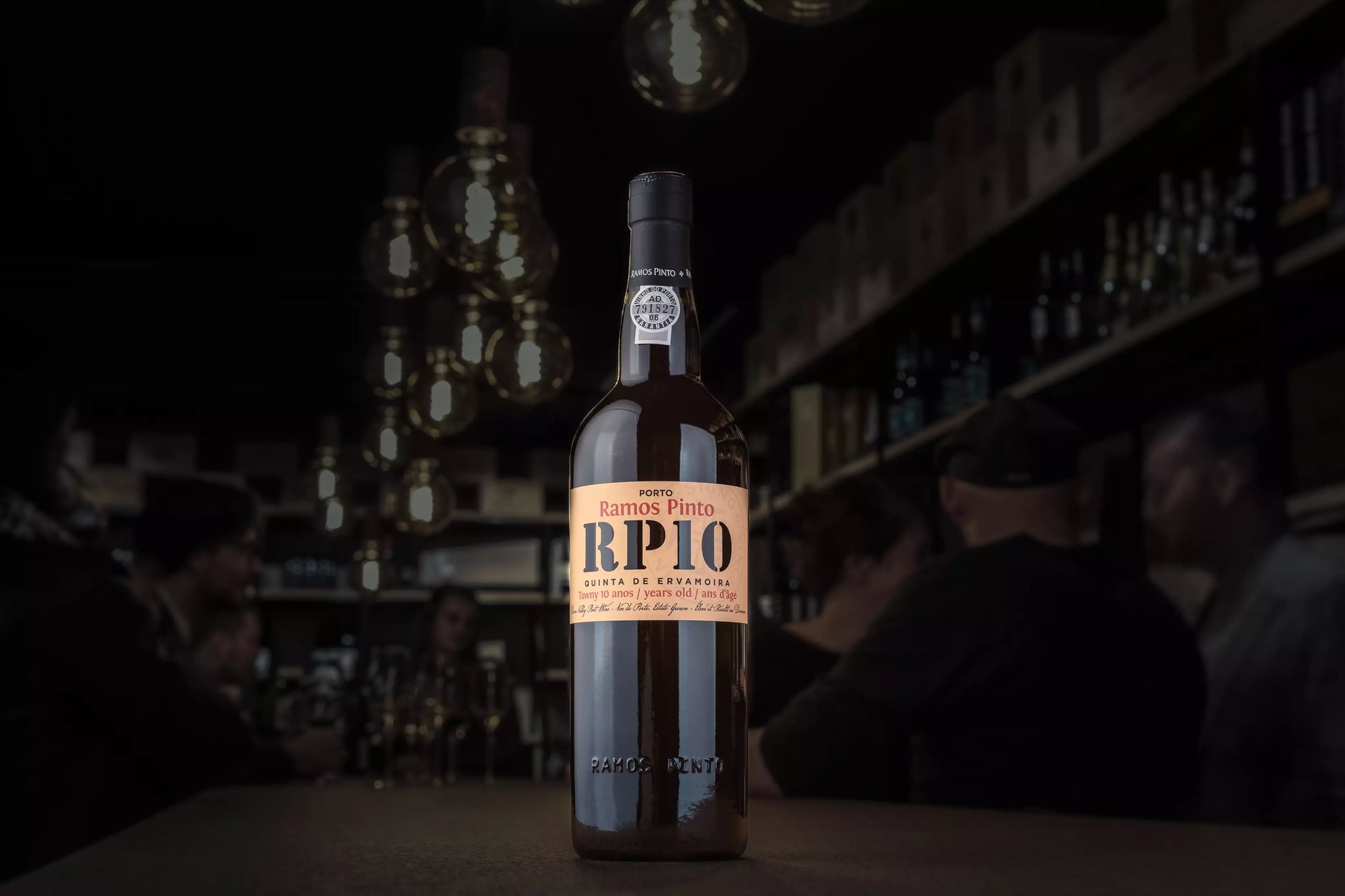 Flasche Porto 10 years von Ramos Pinto auf dem Tisch in der dunklen Vinothek Hauser.