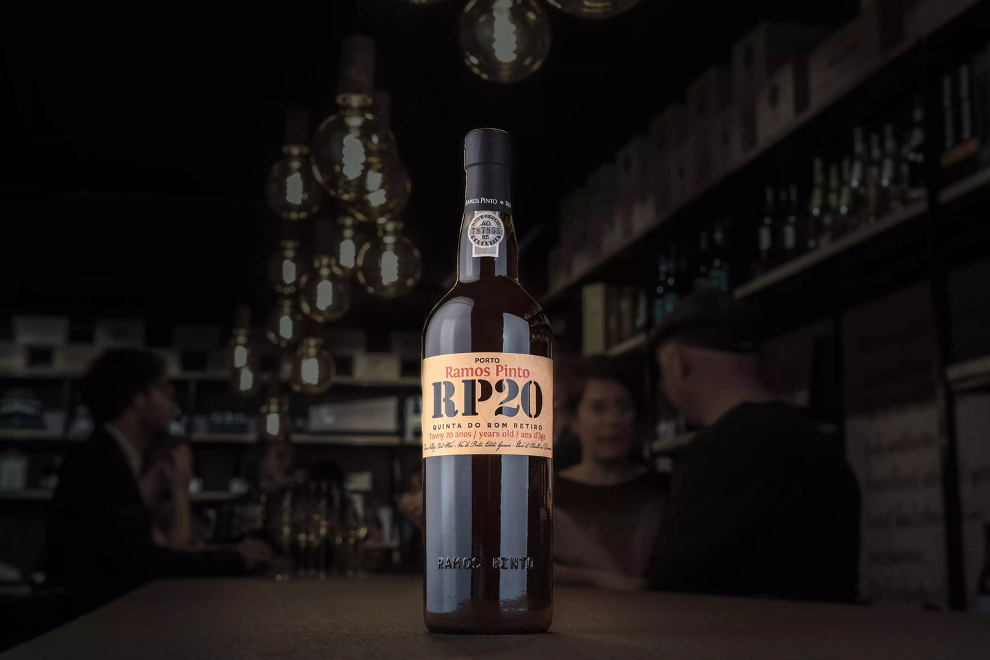 Flasche Porto 20 years von Ramos Pinto auf dem Tisch in der dunklen Vinothek Hauser.