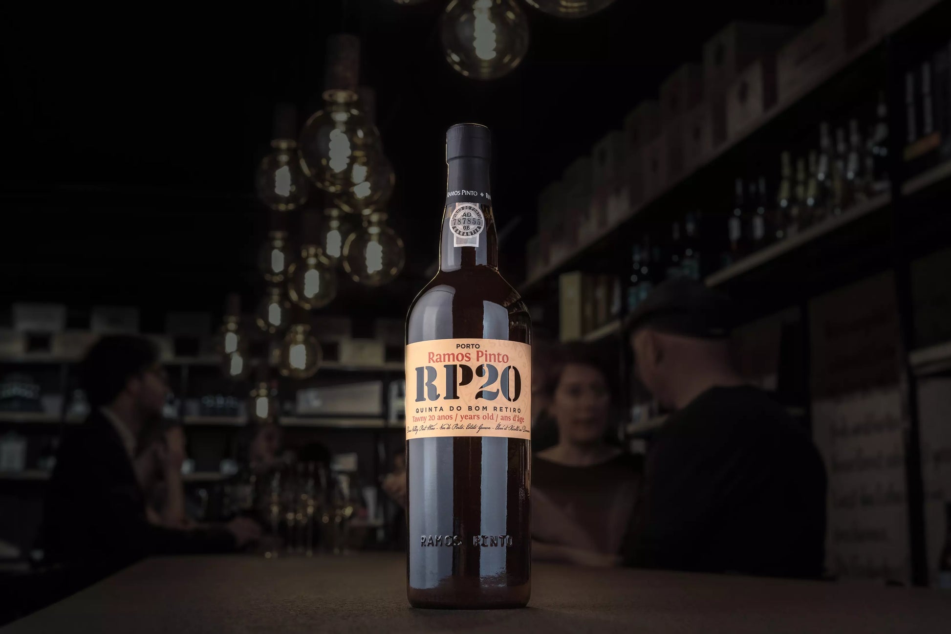 Flasche Porto 20 years von Ramos Pinto auf dem Tisch in der dunklen Vinothek Hauser.