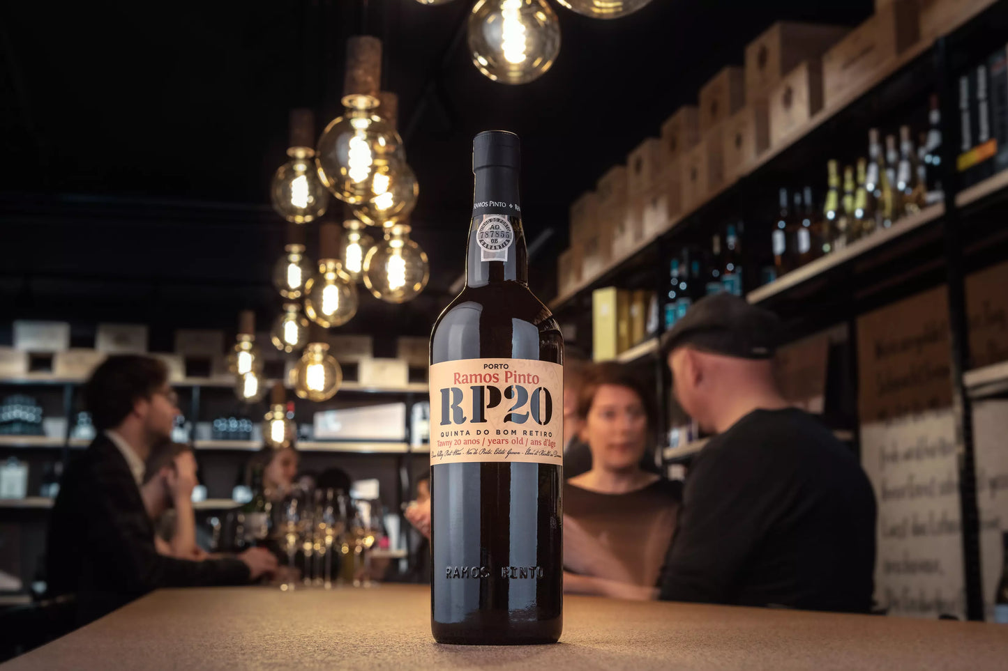 Flasche Porto 20 years von Ramos Pinto auf dem Tisch in der Vinothek Hauser.