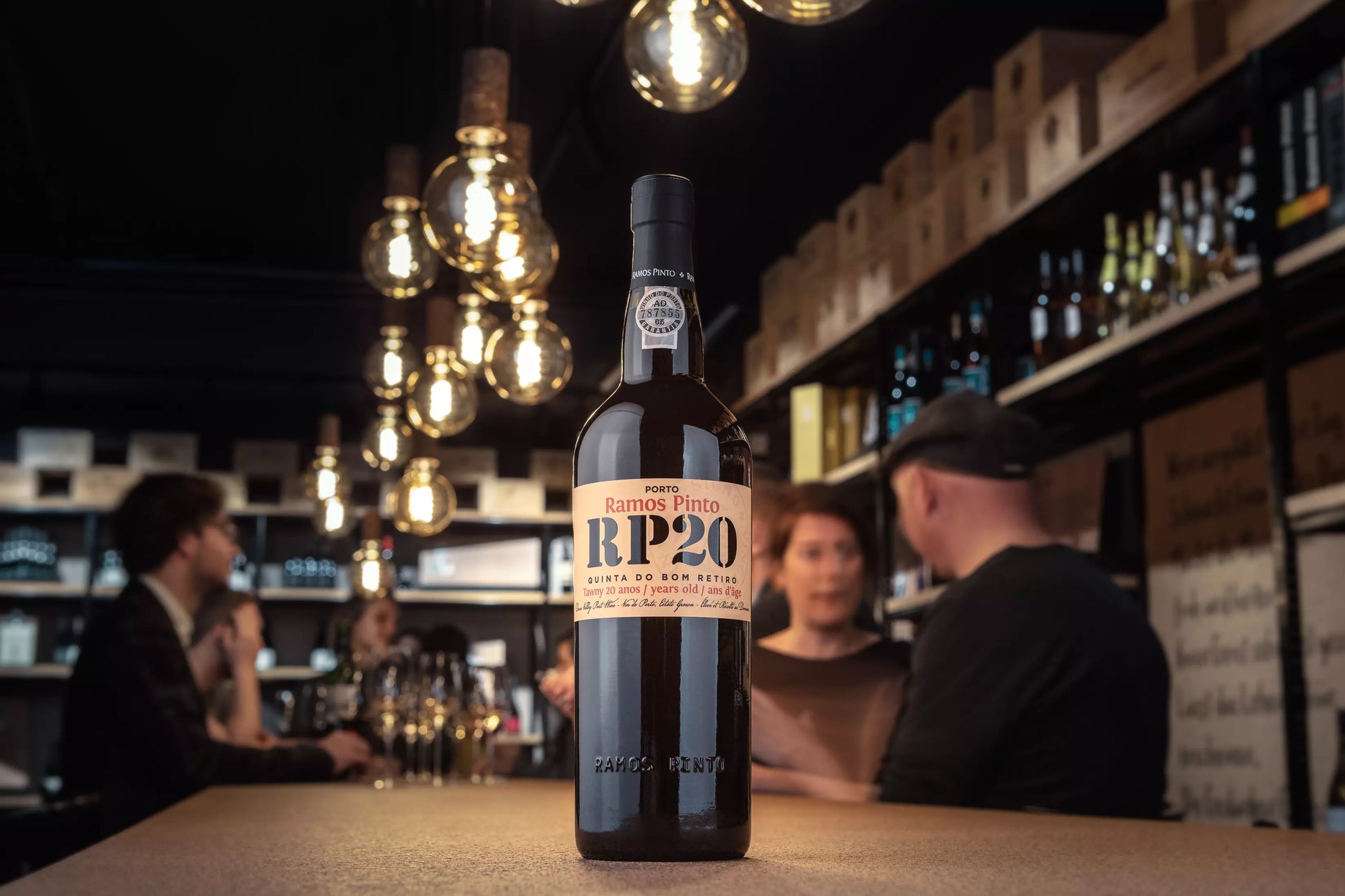 Flasche Porto 20 years von Ramos Pinto auf dem Tisch in der Vinothek Hauser.
