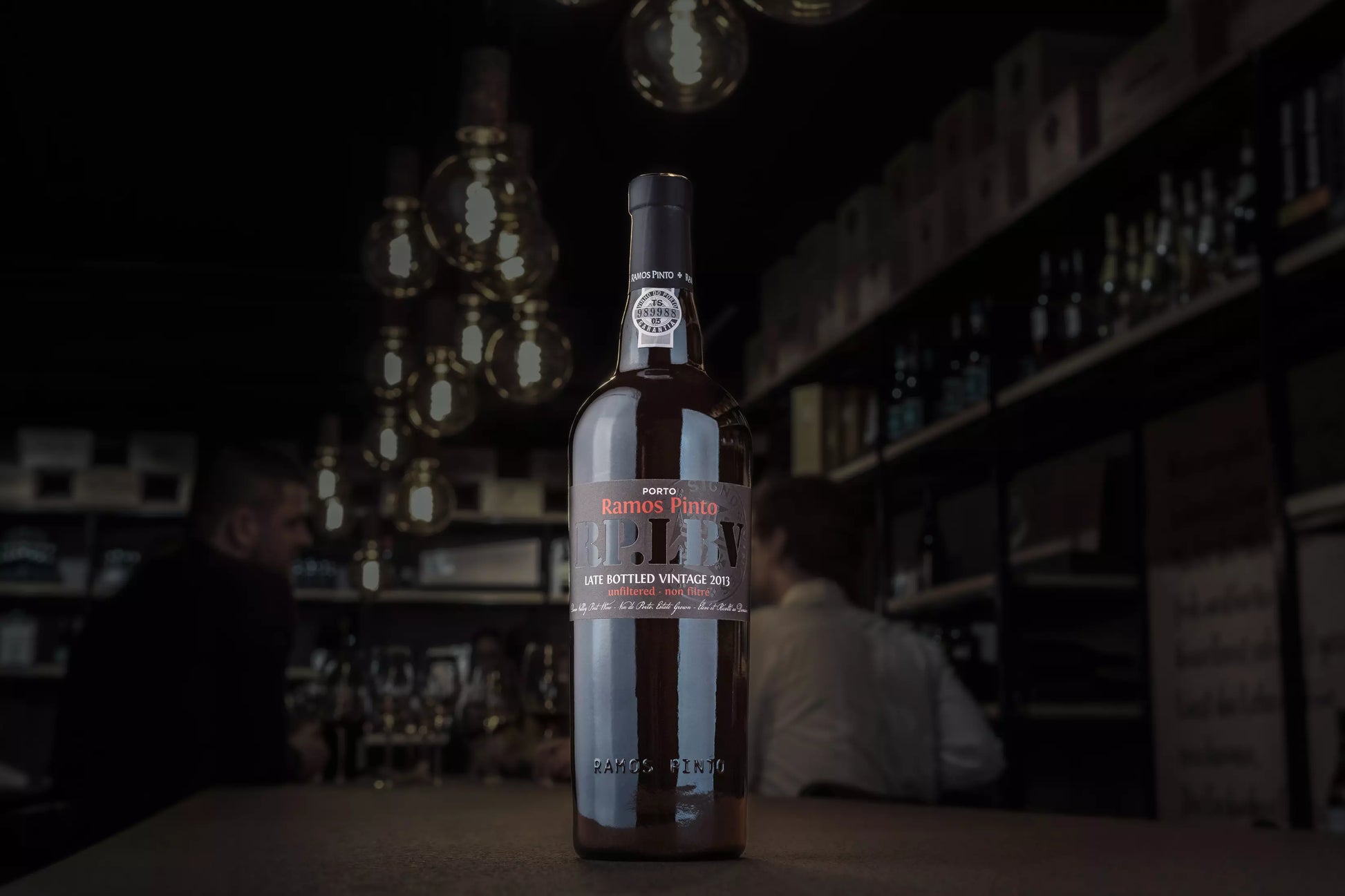 Dunkle Vinothek Hauser mit einer Flasche Late Bottled Vintage LBV von Ramos Pinto auf dem Tisch.