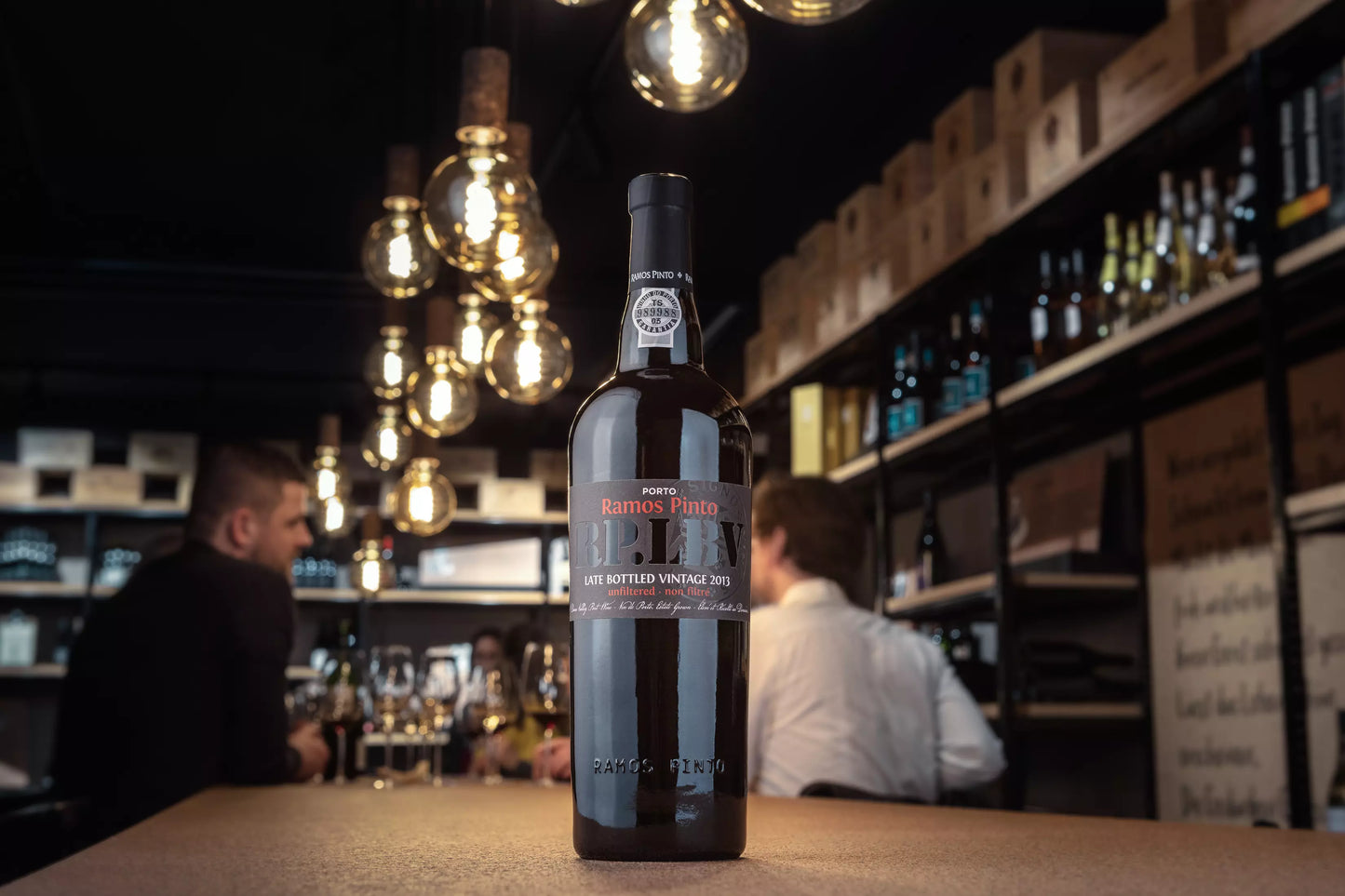 Flasche Late Bottled Vingage LBV von Ramos Pinto auf dem Tisch in der Vinothek Hauser.