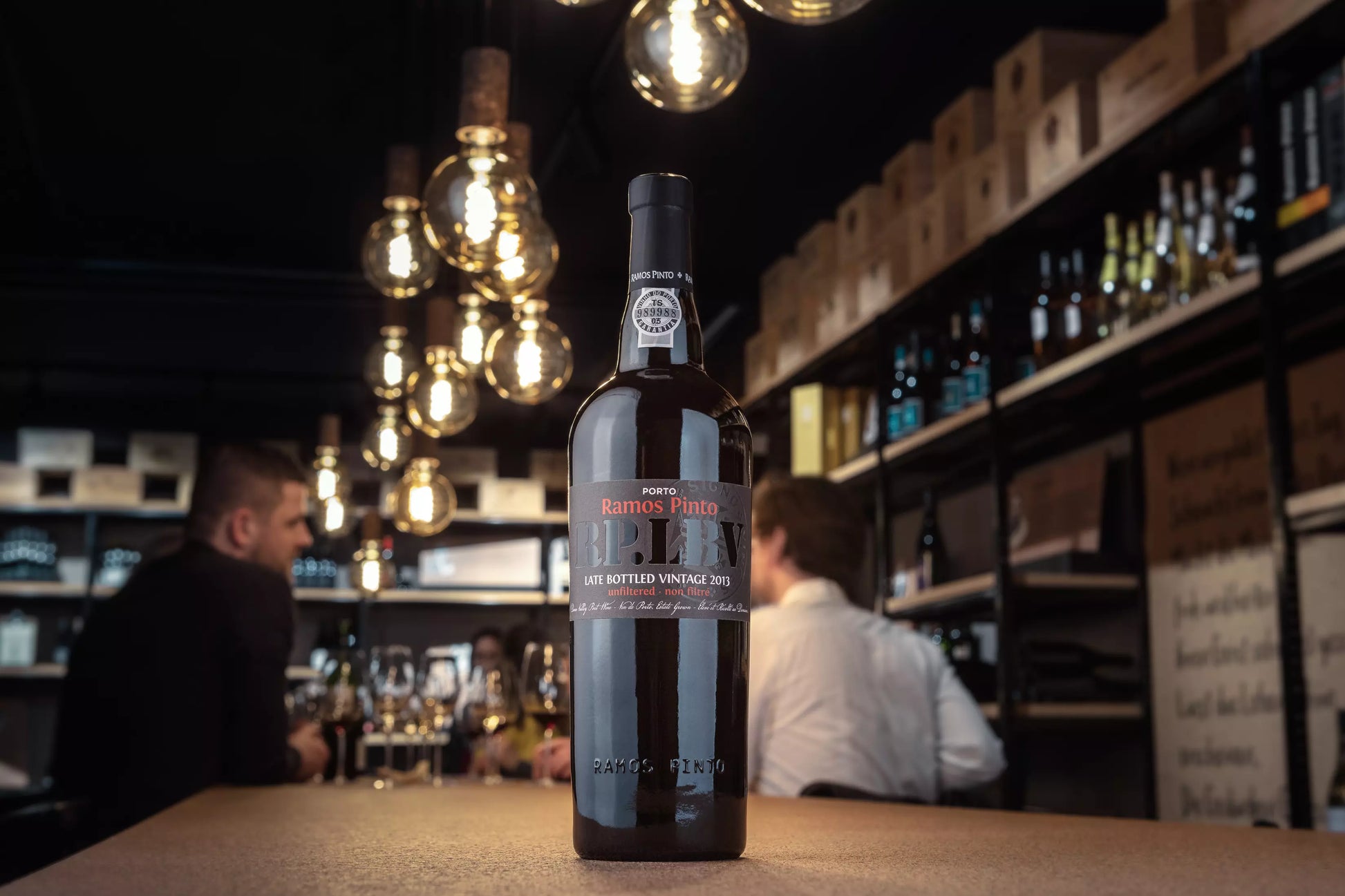 Flasche Late Bottled Vingage LBV von Ramos Pinto auf dem Tisch in der Vinothek Hauser.