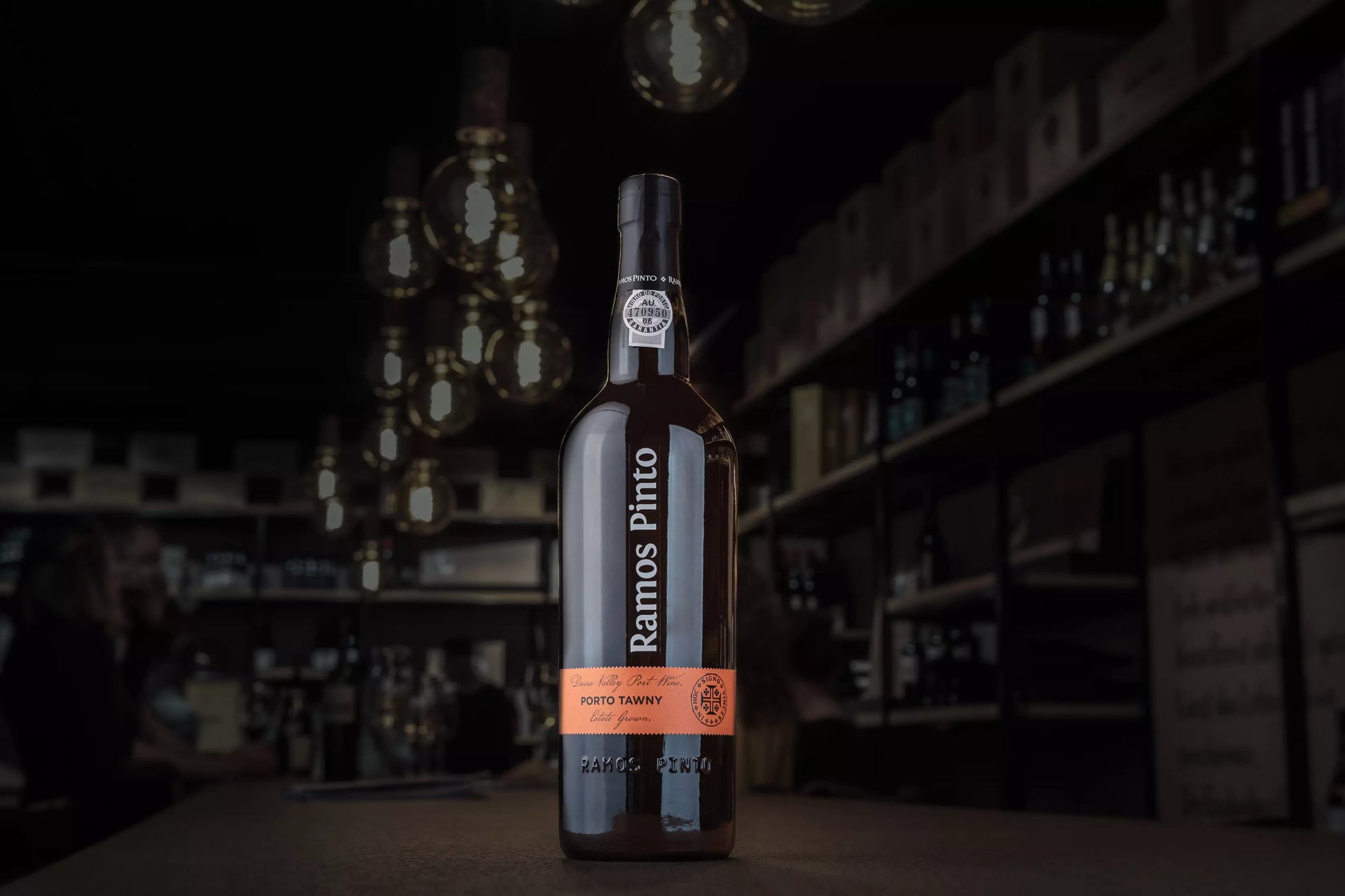 Porto Tawny von Ramos Pinto in der Vinothek Hauser auf dem Tisch.