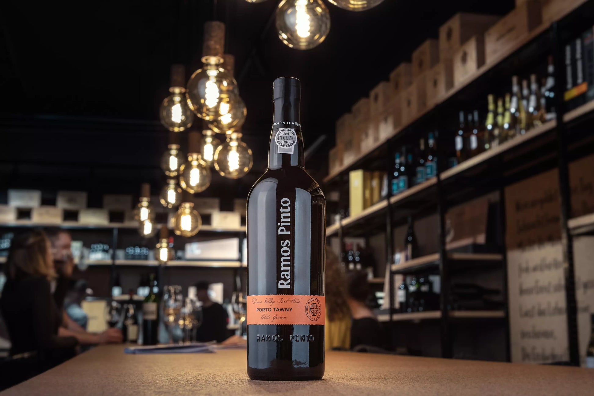 Flasche Tawny Port von Ramos Pinto auf dem Tisch in der Vinothek Hauser.