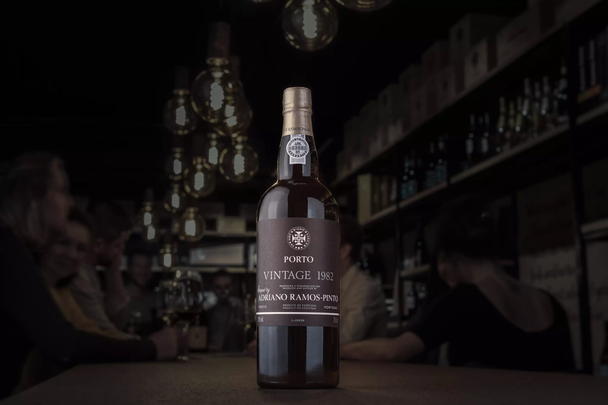 Flasche Vintage Port von Ramos Pinto in der dunklen Vinothek Hauser auf dem Tisch.
