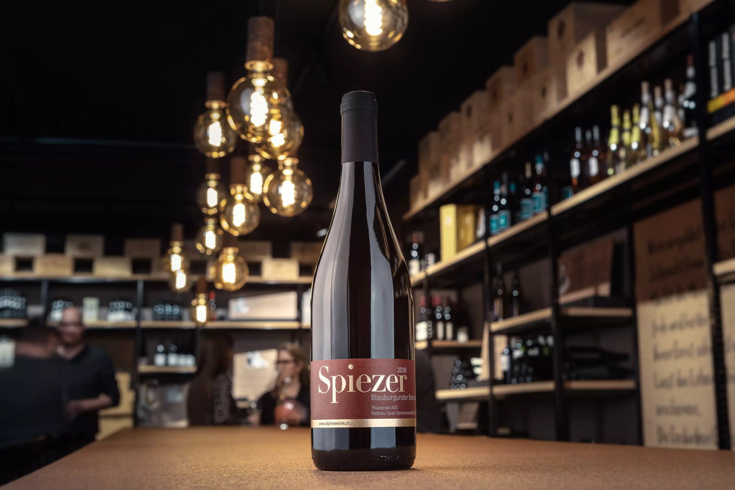 Spiezer Blauburgunder Barrique von Alpine Weinkultur Spiez präsentiert auf dem Tisch in der Vinothek Hauser.