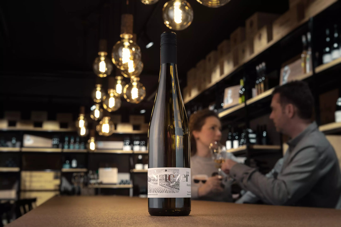 Spiezer Riesling-Sylvaner von Alpine Weinkultur Spiez präsentiert auf dem Tisch in der Vinothek Hauser.