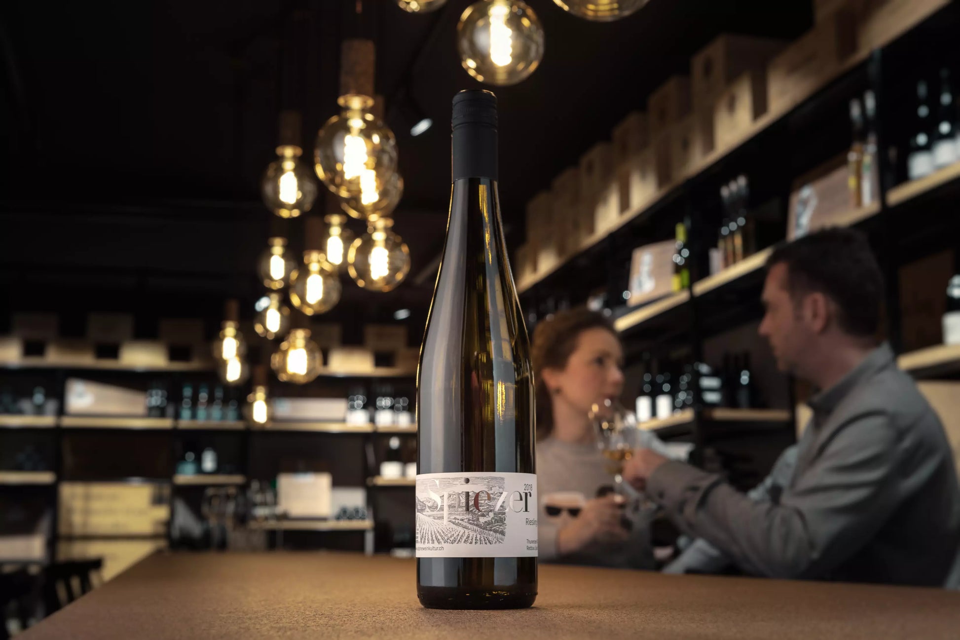 Spiezer Riesling-Sylvaner von Alpine Weinkultur Spiez präsentiert auf dem Tisch in der Vinothek Hauser.