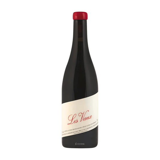 Les Vaux Pinot Noir von der Domaine Rougeot im Burgund freigestellt mit weissem Hintergrund.