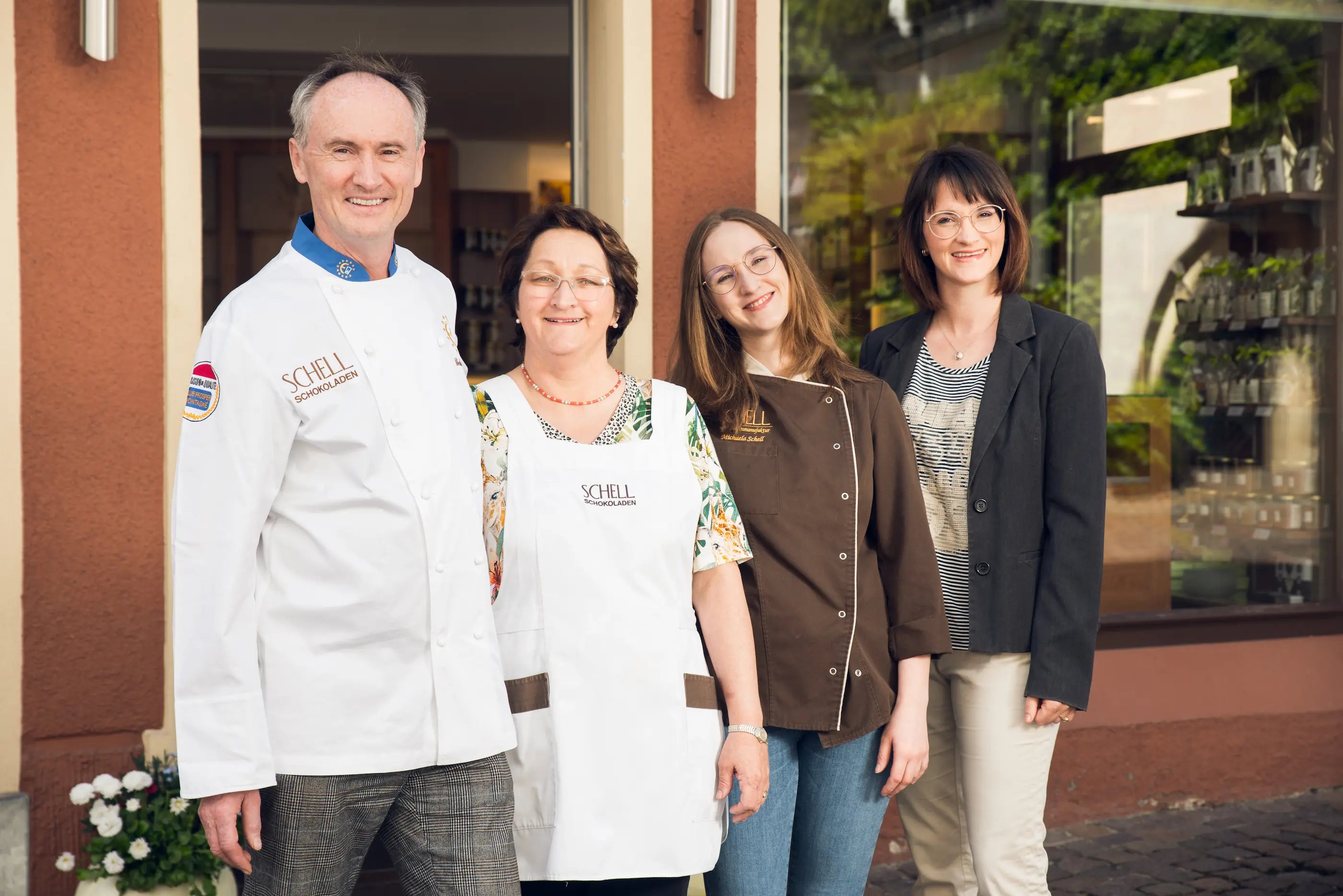 Familie Schell von Schell Schokoladen in Gundelsheim vor dem Geschäft.