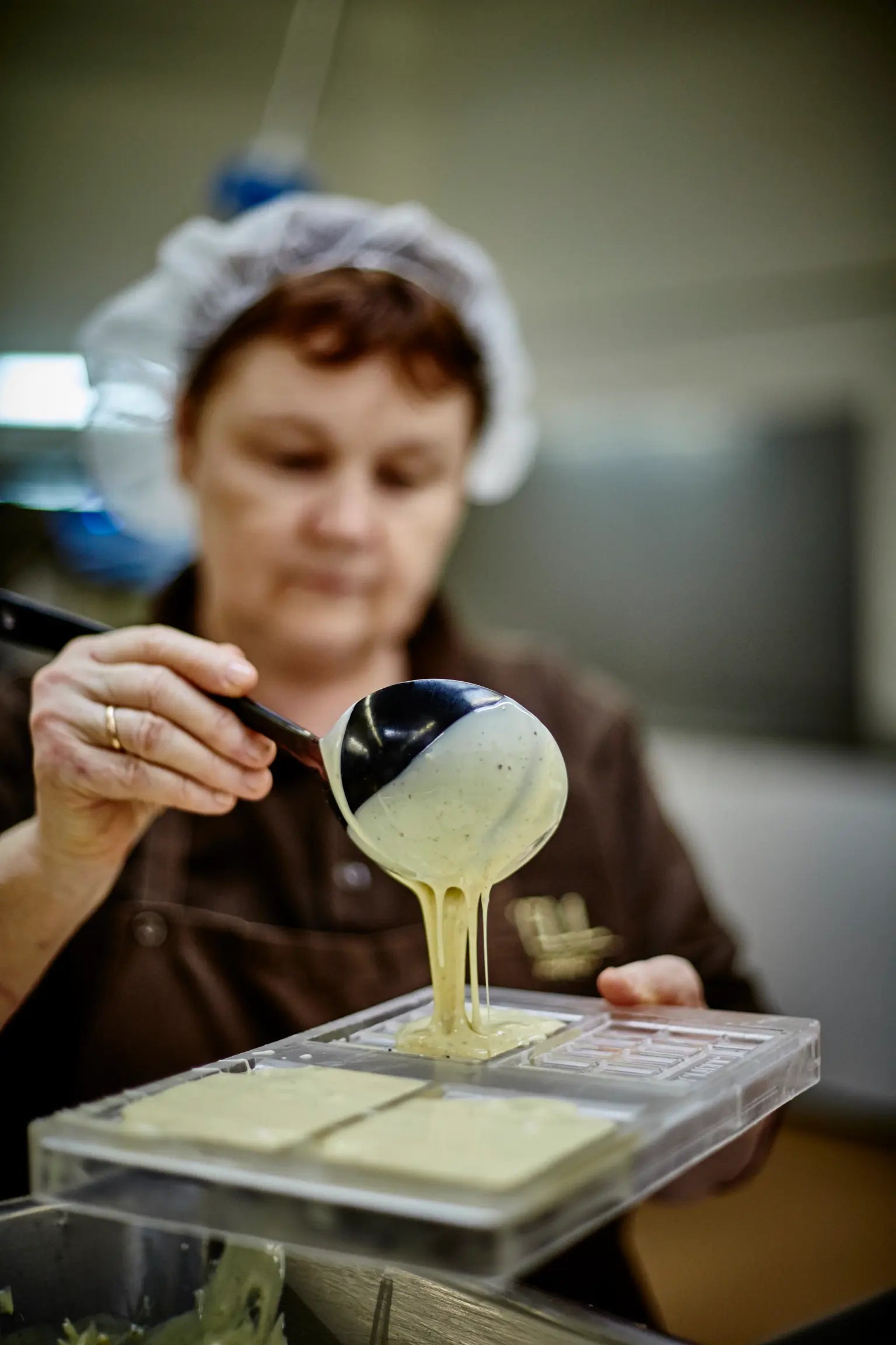 Weisse Schokolade wird in Tafeln gegossen bei Schell Schokoladen, einer Manufaktur in Gundelsheim.
