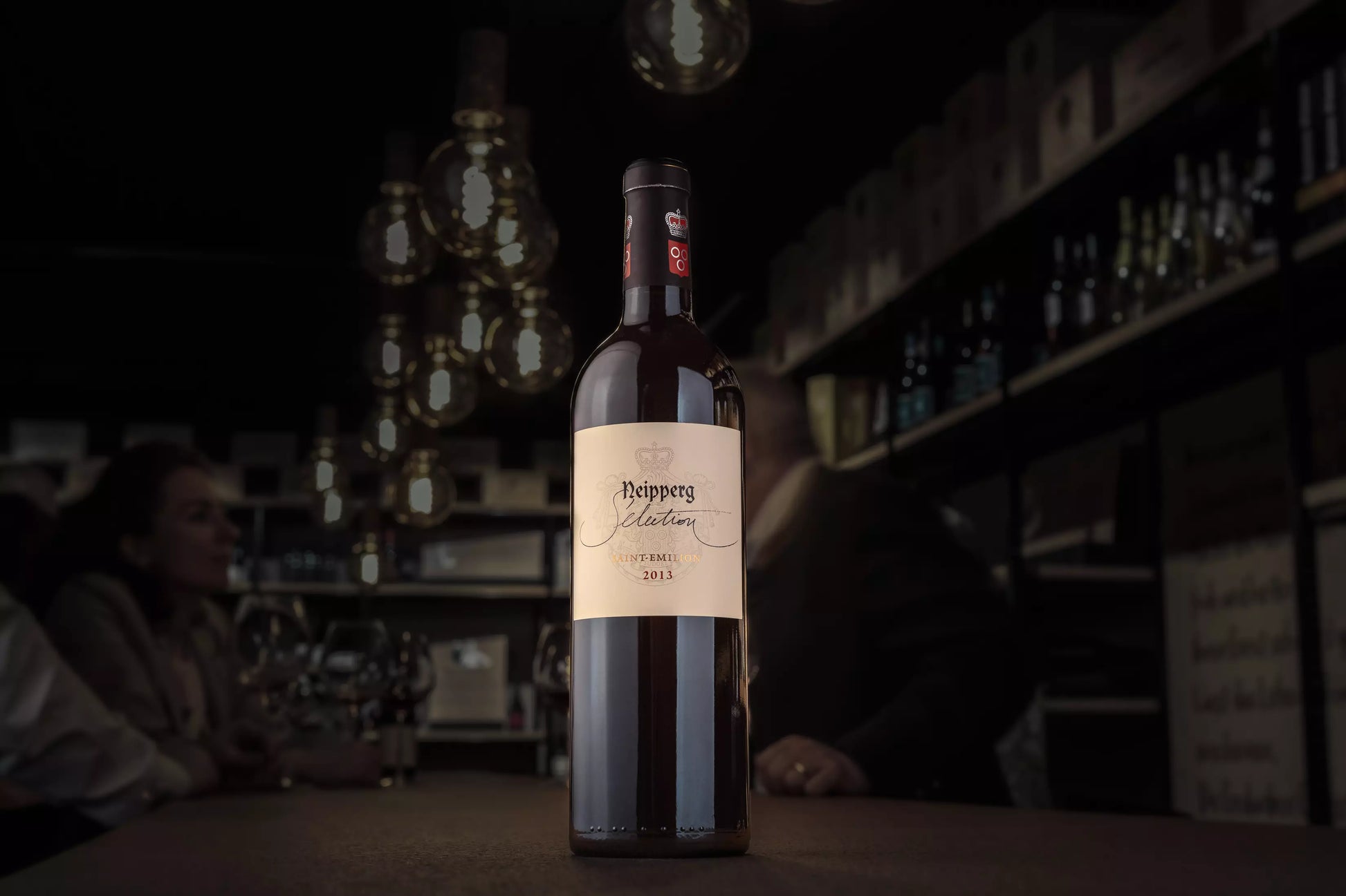 Sélection von Château Canon-la-Gaffelière auf dem Tisch in der dunklen Vinothek Hauser.