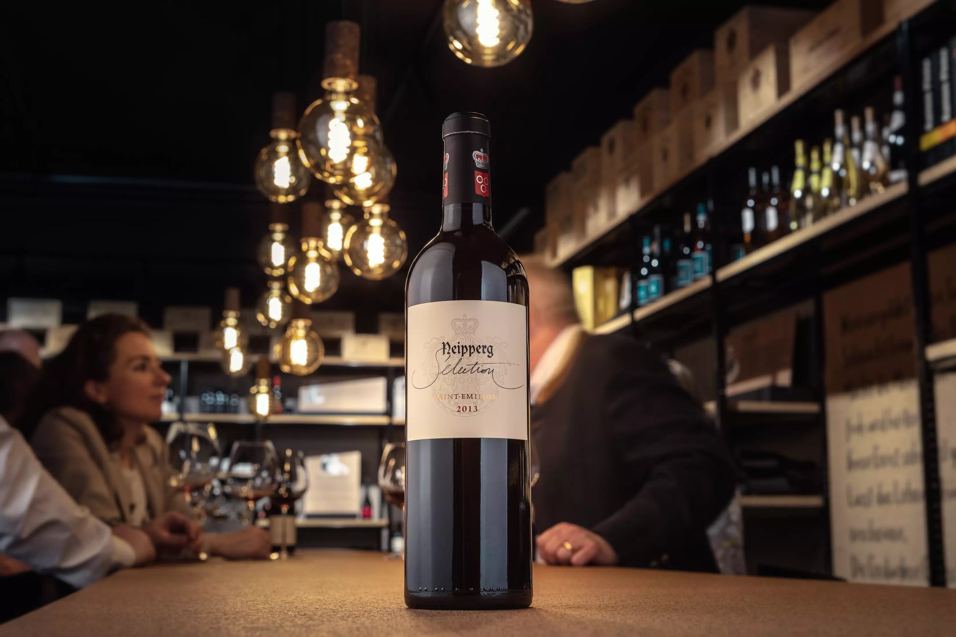 Sélection Neipperg vom Château Canon-la-Gaffelière auf dem Tisch in der Vinothek Hauser.