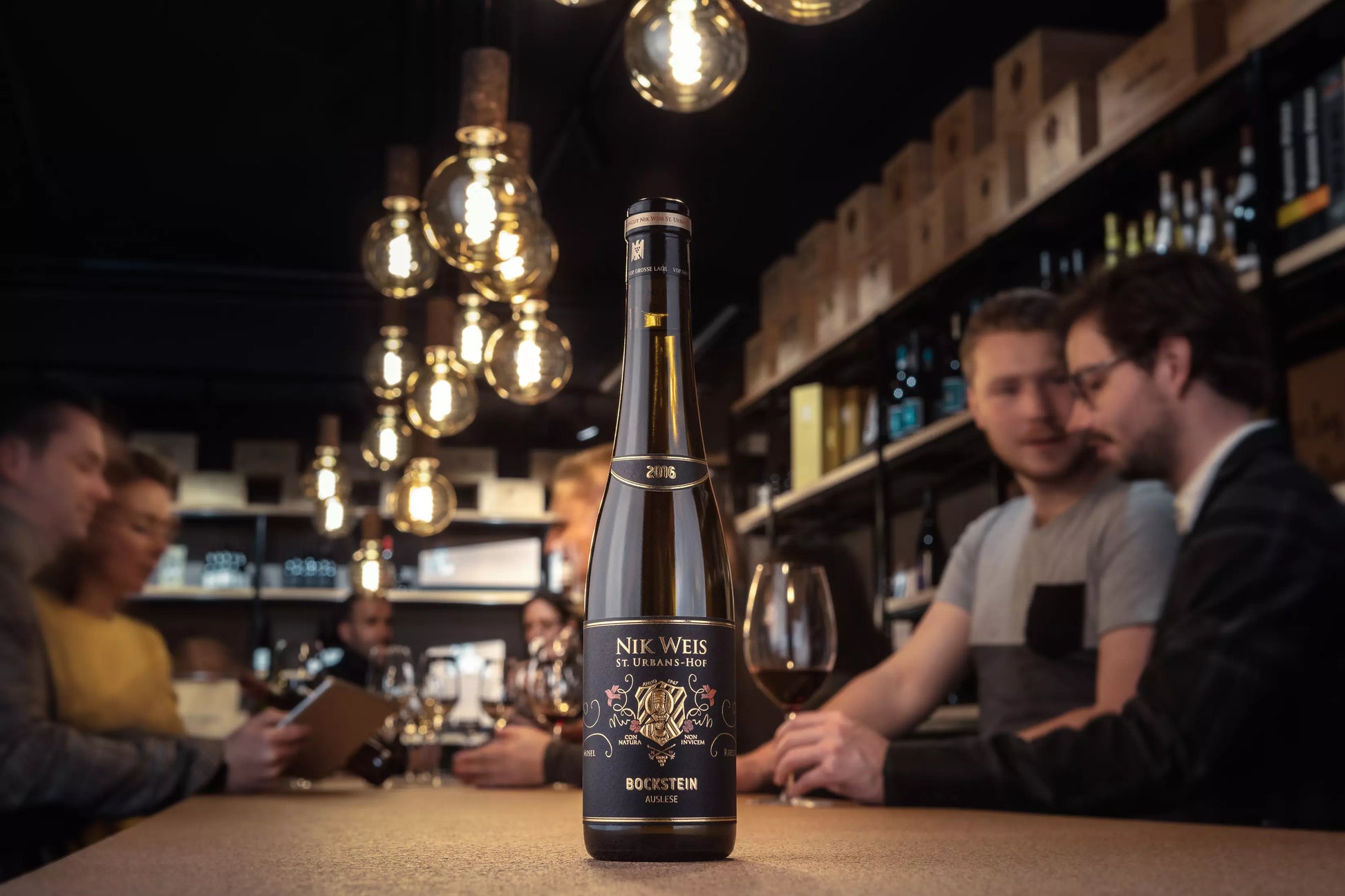Bockstein Riesling Auslese VDP.Grosse Lage vom St. Urbanshof Nik Weis auf dem Tisch in der Vinothek Hauser.