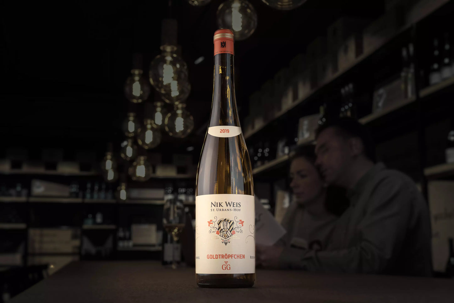 Piesporter Groldtröpfchen Riesling VDP.Grosses Gewächs auf dem Tisch in der dunklen Vinothek Hauser.