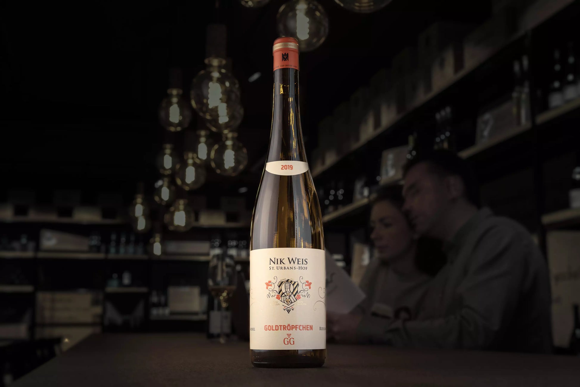 Piesporter Groldtröpfchen Riesling VDP.Grosses Gewächs auf dem Tisch in der dunklen Vinothek Hauser.