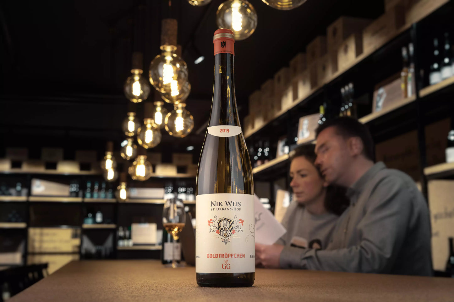 Piesporter Goldtröpfchen Riesling VDP.Grosses Gewächs vom St. Urbanshof Nik Weis auf dem Tisch in der Vinothek Hauser.