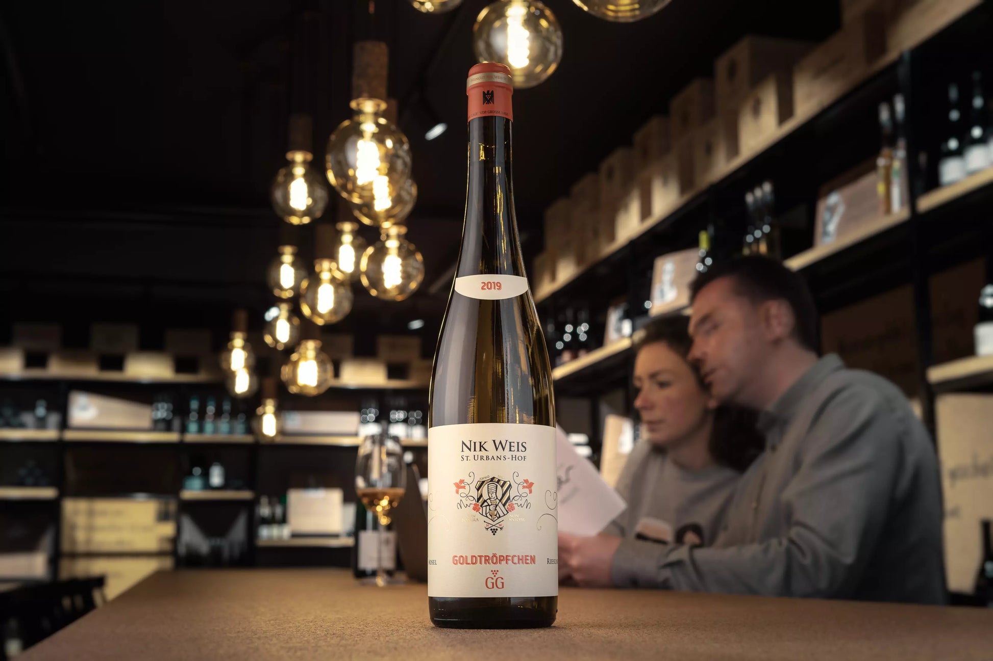 Piesporter Goldtröpfchen Riesling VDP.Grosses Gewächs vom St. Urbanshof Nik Weis auf dem Tisch in der Vinothek Hauser.
