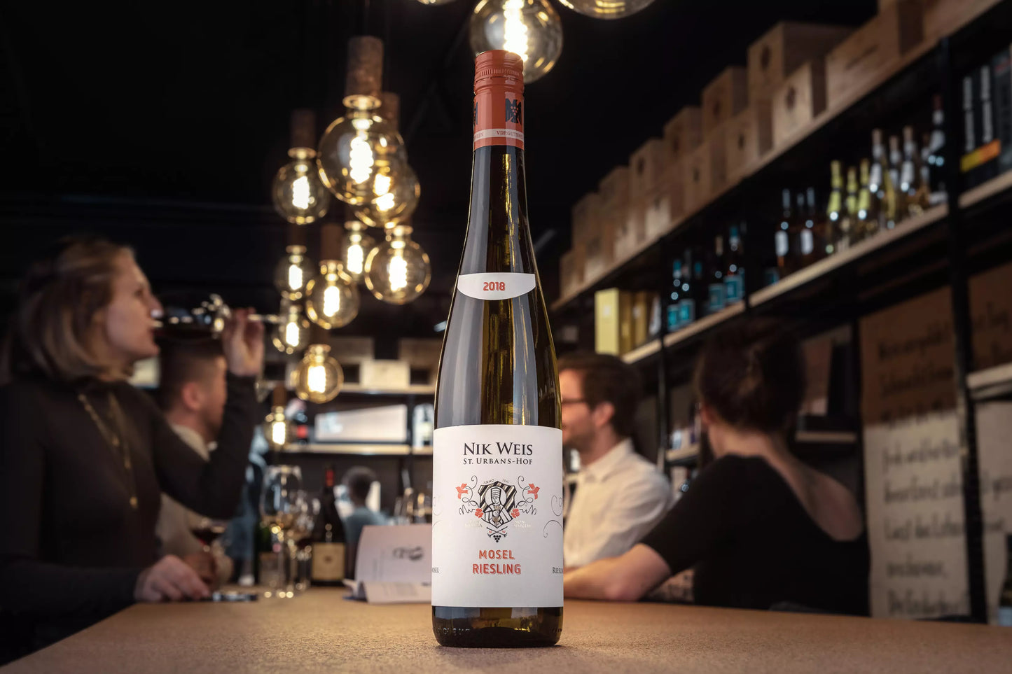 Mosel Riesling VDP.Gutswein vom St. Urbanshof Nik Weis auf dem Tisch in der Vinothek Hauser.