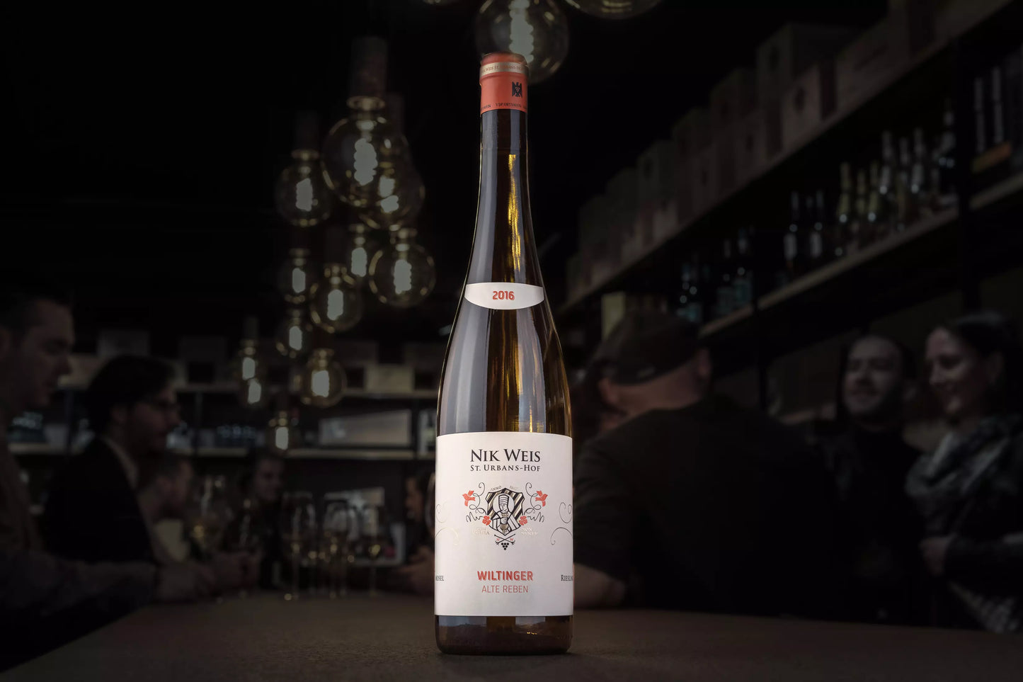Wiltinger Riesling Alte Reben VDP.Ortswein vom St. Urbanshof Nik Weis in der dunklen Vinothek auf dem Tisch.