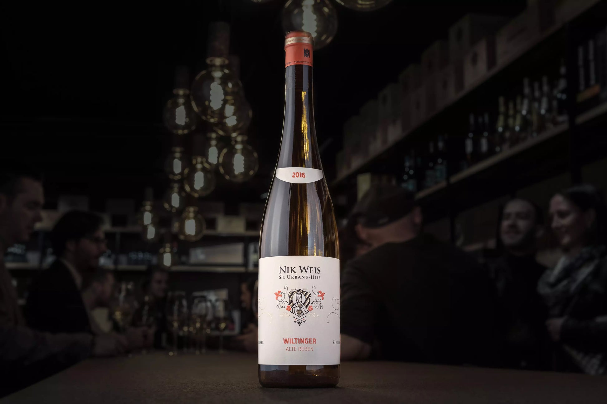 Wiltinger Riesling Alte Reben VDP.Ortswein vom St. Urbanshof Nik Weis in der dunklen Vinothek auf dem Tisch.