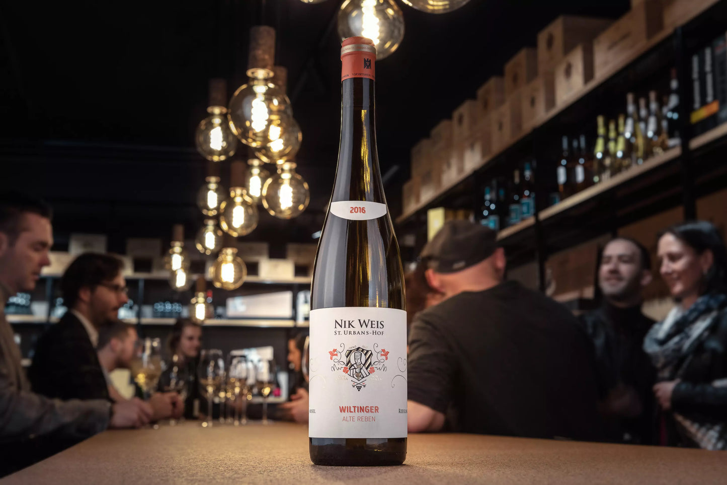 Wiltinger Riesling Alte Reben VDP.Ortswein vom St. Urbanshof Nik Weis auf dem Tisch in der Vinothek Hauser.