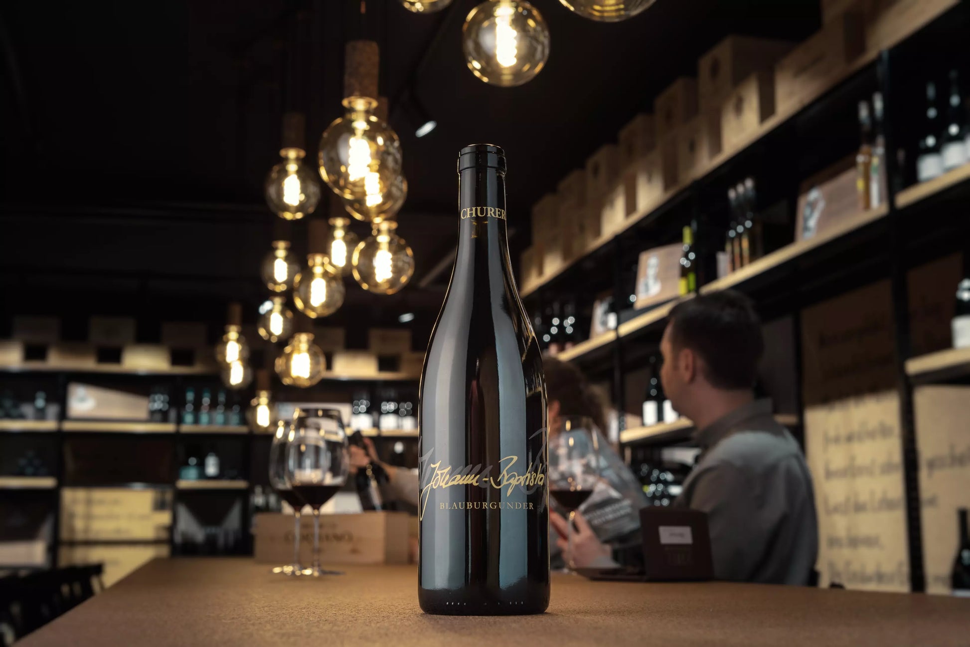 Churer Blauburgunder Johann Baptita von Weinbau von Tscharner auf dem Tisch in der Vinothek Hauser.