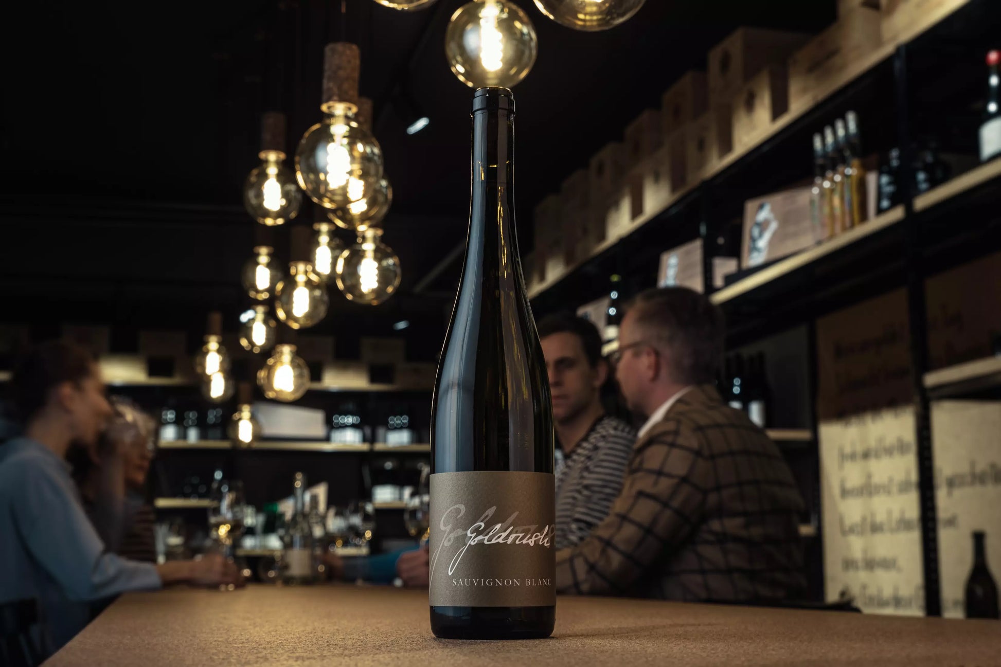 Sauvignon Blanc Goldrush von Weinbau von Tscharner auf dem Tisch in der Vinothek Hauser.