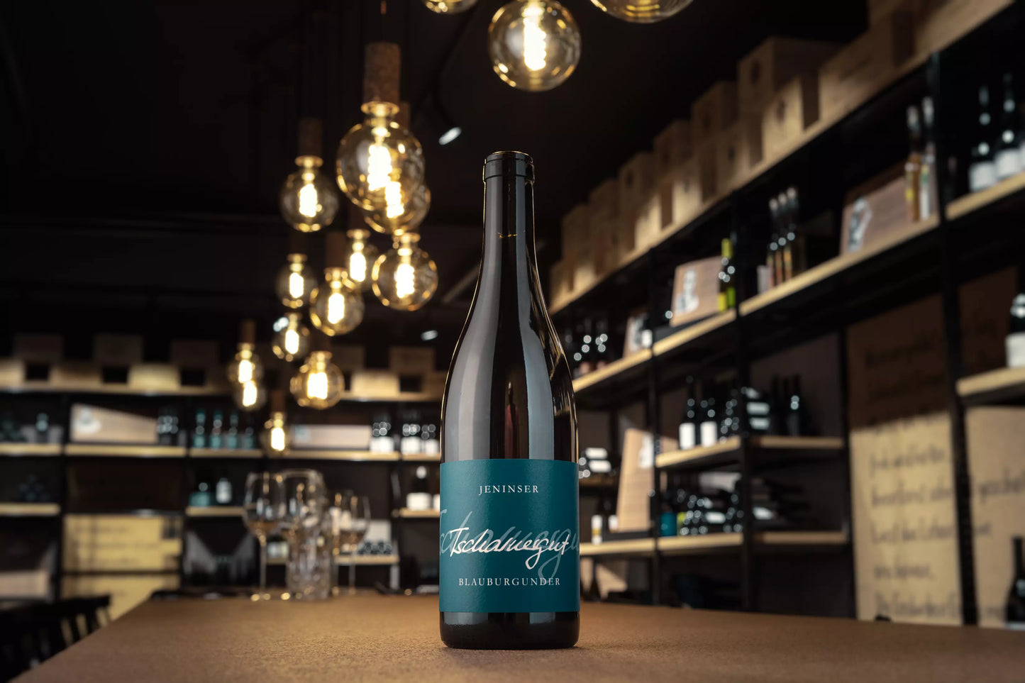 Jeninser Blauburgunder Tscharnergut von Weinbau von Tscharner auf dem Tisch in der Vinothek Hauser.