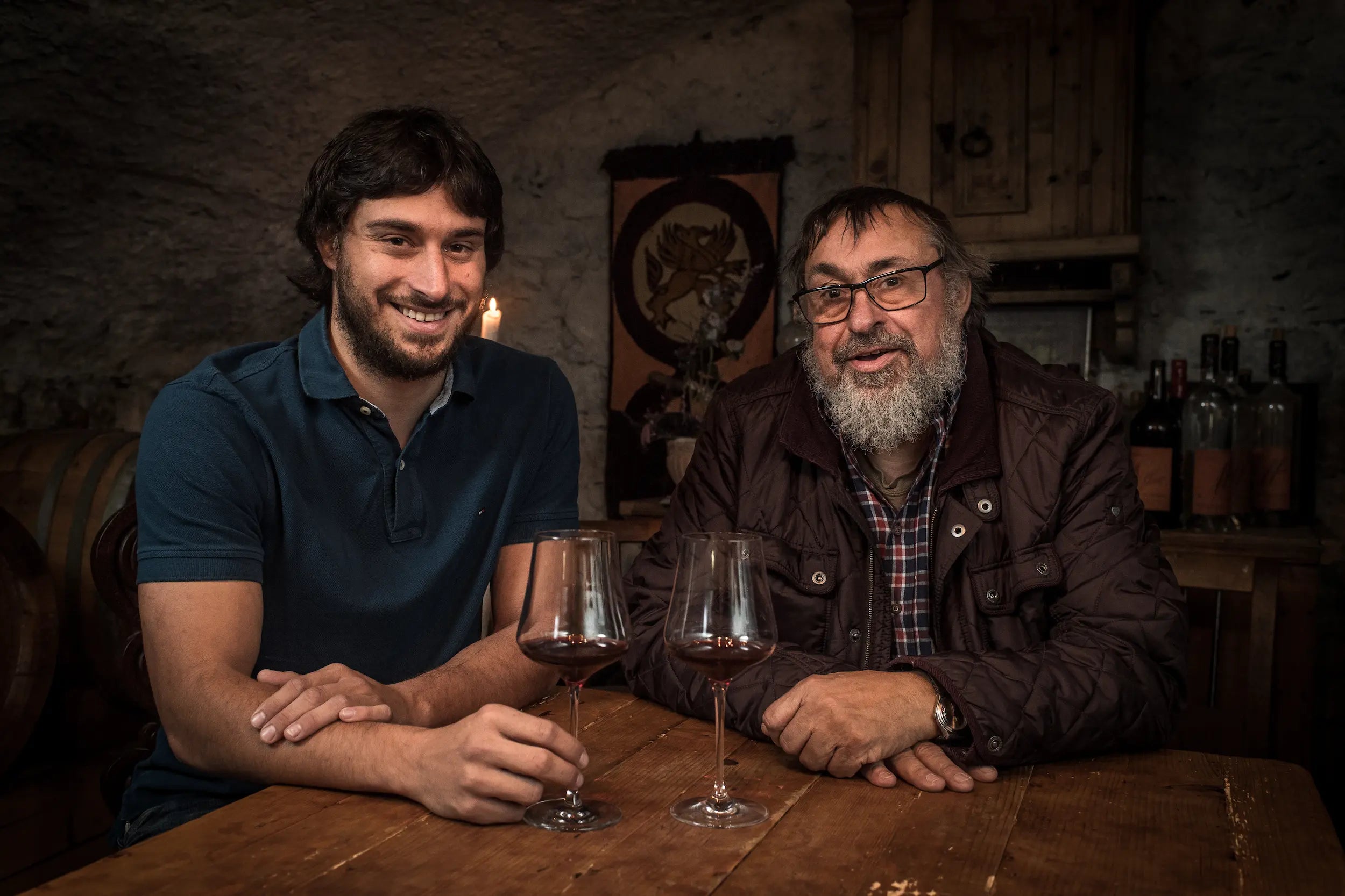 Johann Baptista und Gian-Battista von Tscharner bei der Degustation im Keller von Weinbau von Tscharner.