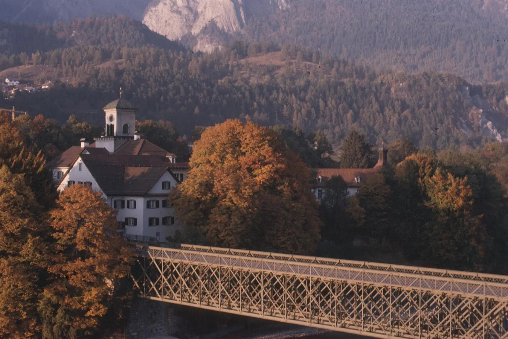 Panorama-Aufnahme vom Schloss Reichenau, dem Hauptsitz von Weinbau von Tscharner, mit der bekannten Stahlbrücke über den Rhein.