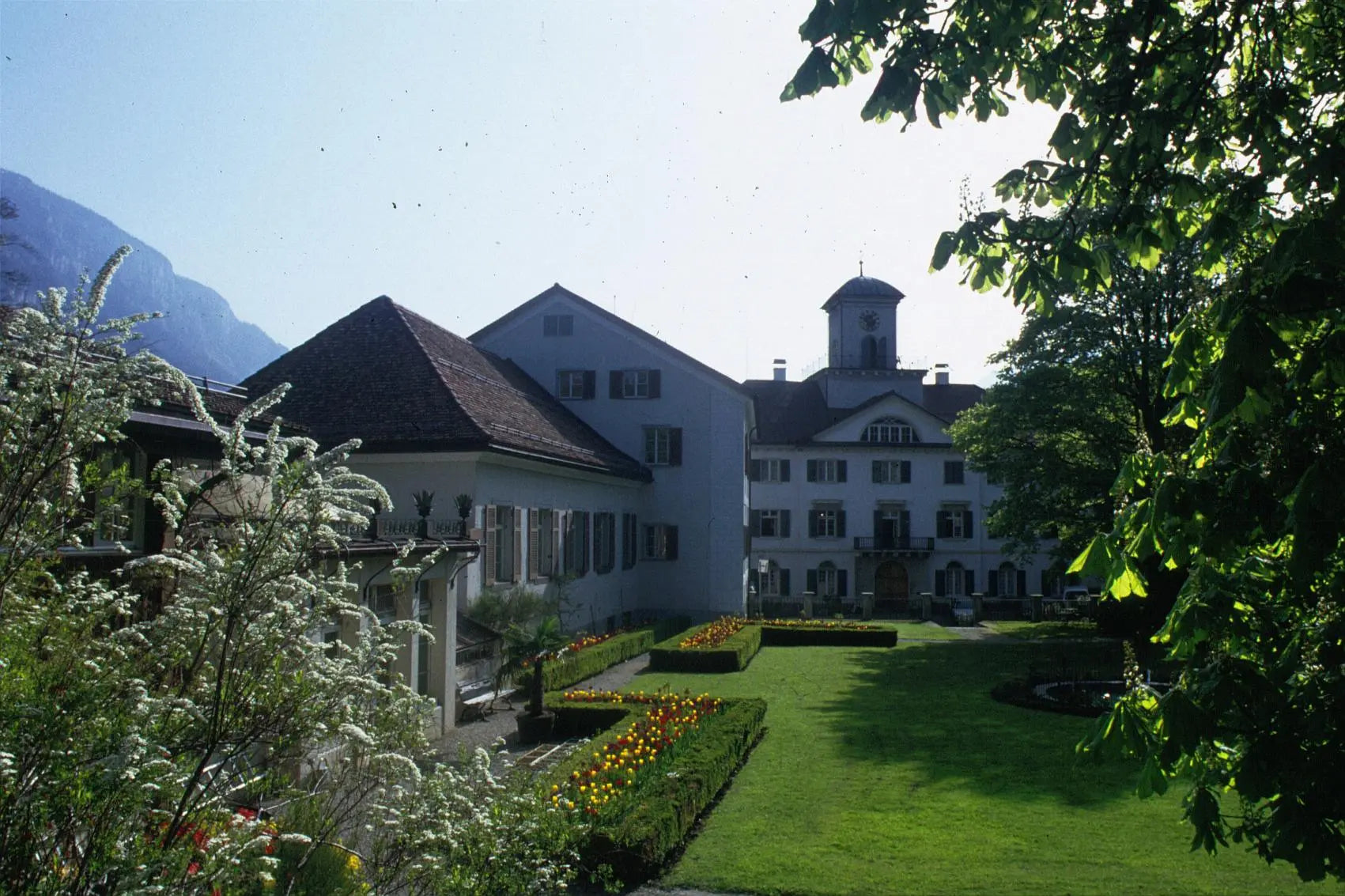 Schloss mit Park bei Weinbau von Tscharner im Churer Rheintal.