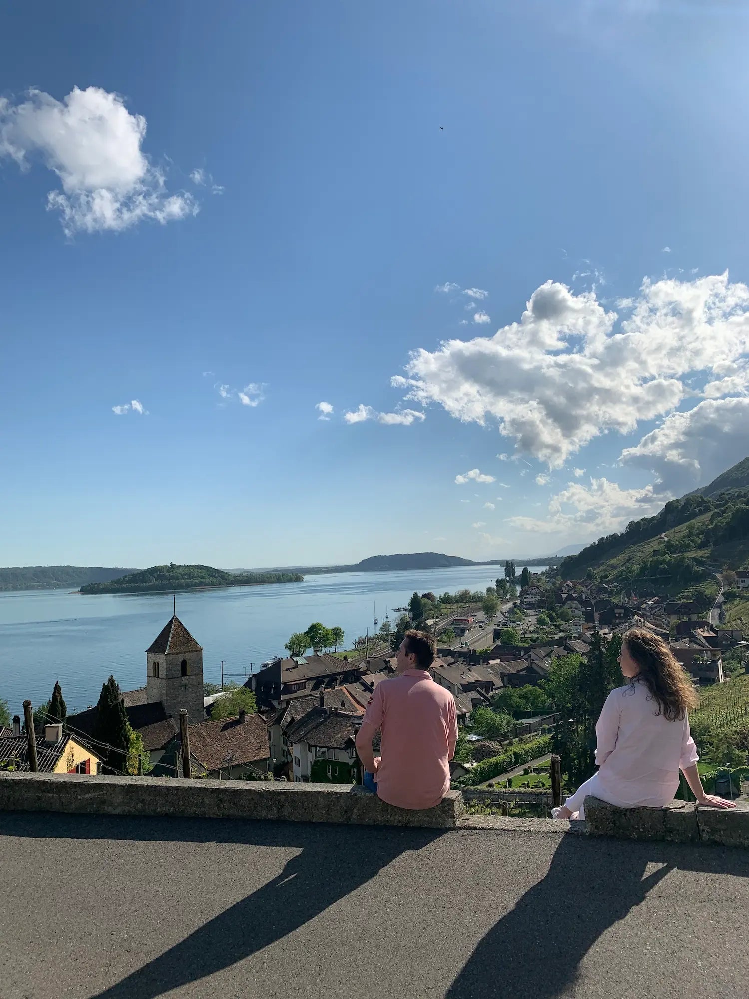 Weinberge oberhalb von Twann mit der Kirche darunter und dem See mit der St. Petersinsel dahinter.