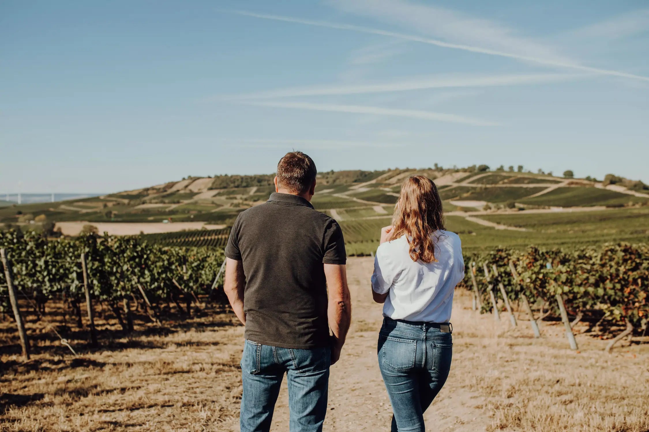 Jörg und Martina Bernhard mit Blick auf die Rebberge des Weingut Bernhard.
