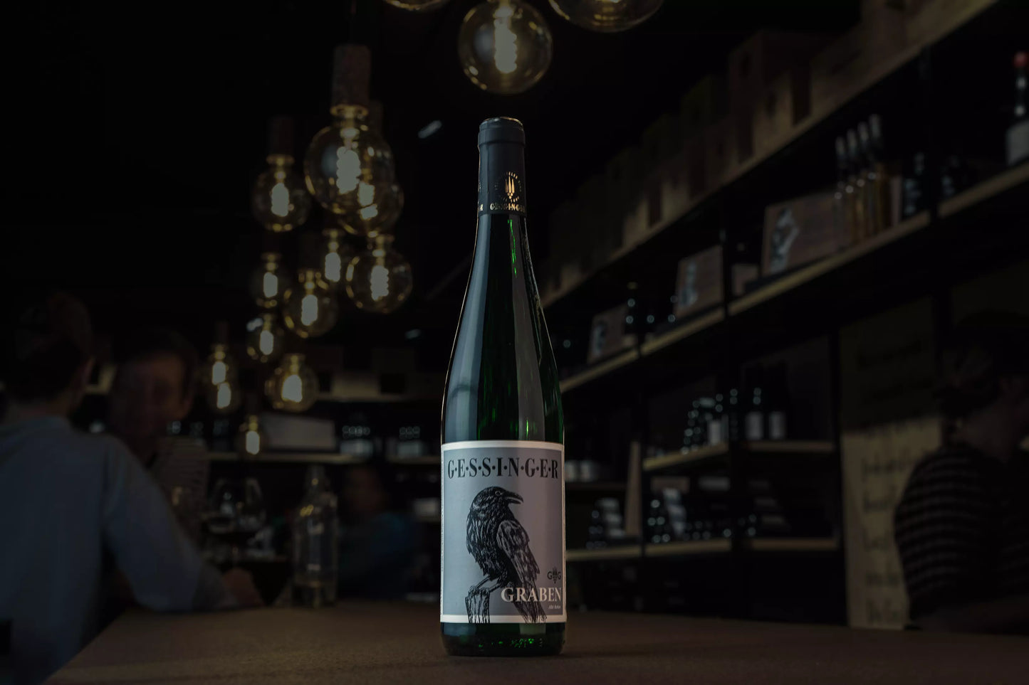Zeltinger Sonnenuhr Graben Riesling Grosses Gewächs vom Weingut A. Gessinger auf dem Tisch in der dunklen Vinothek