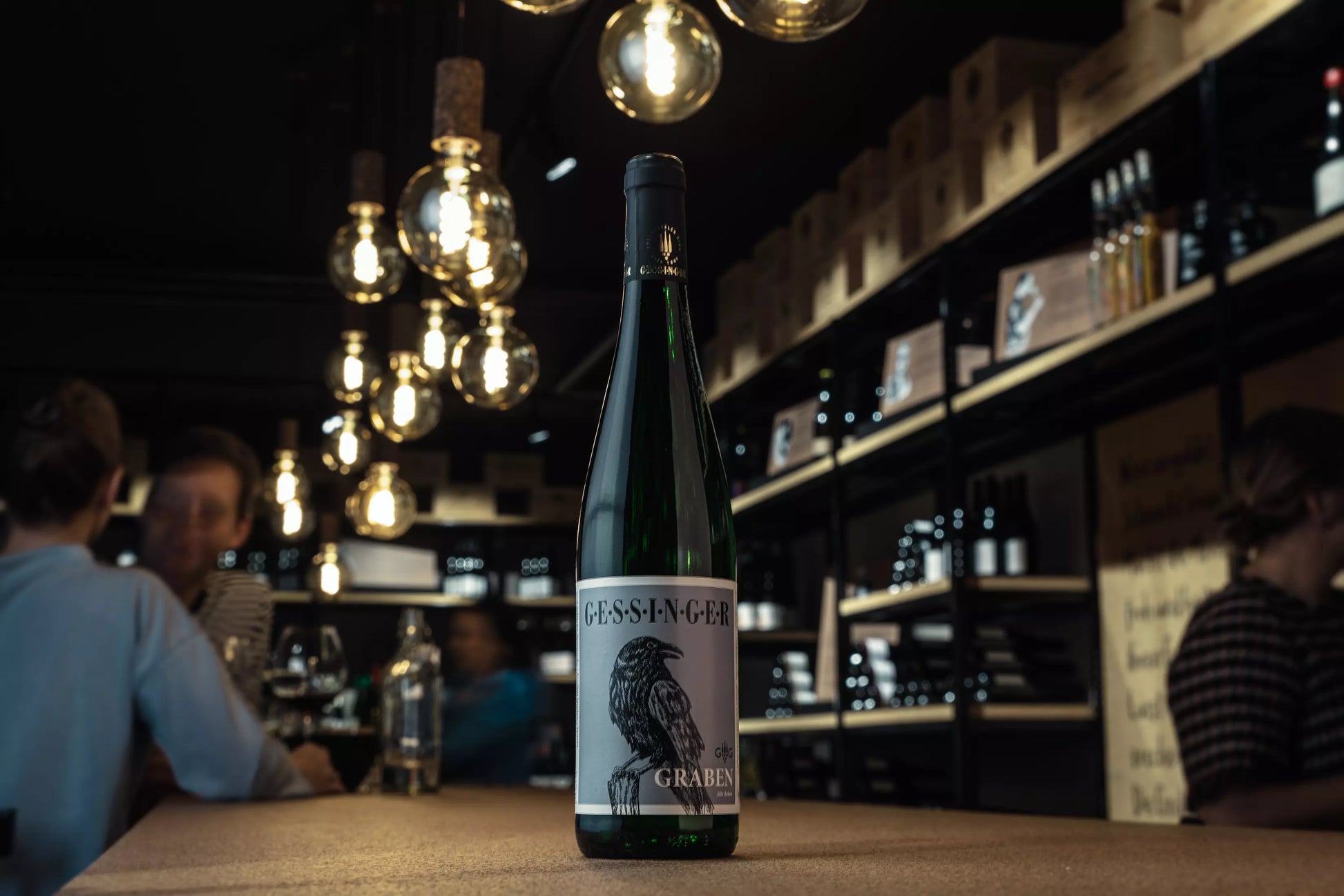 Zeltinger Sonnenuhr Graben Riesling Grosses Gewächs vom Weingut A. Gessinger auf dem Tisch in der Vinothek Hauser.